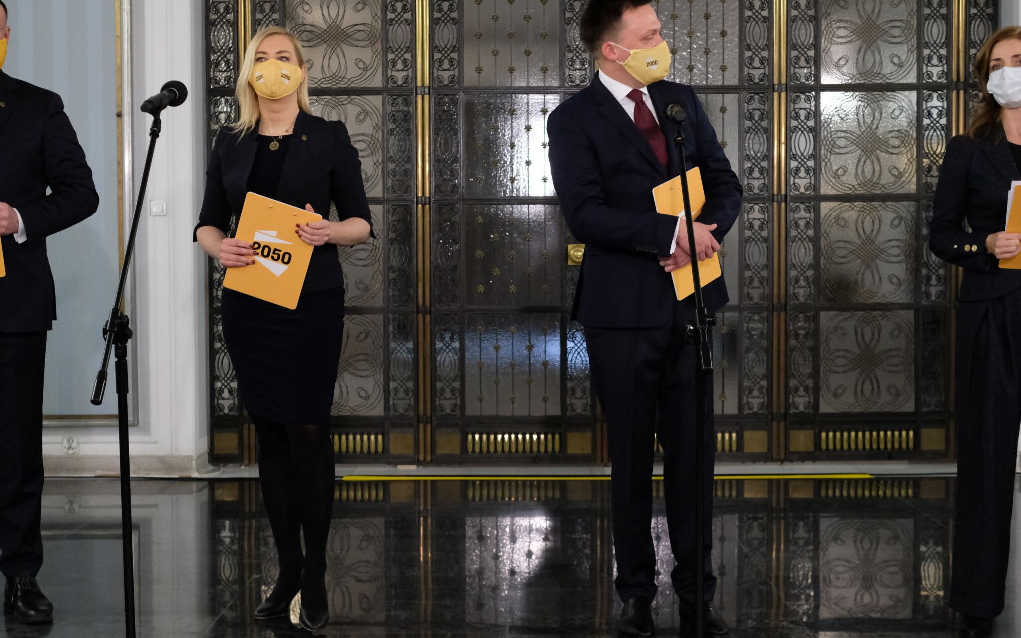 20.01.2021 Warszawa , ulica Wiejska . Sejm . 25 . posiedzenie Sejmu IX kadencji . Od lewej: Michal Kobosko , Hanna Gil Piatek , Szymon Holownia , Joanna Mucha podczas konferencji prasowej ruchu Polska 2050 w sprawie przejscia Joanny Muchy do ruchu Szymona Holowni .
Fot. Slawomir Kaminski / Agencja Gazeta