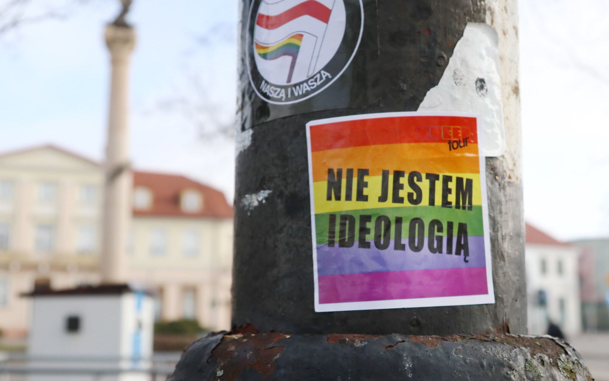 02.03.2021 Plock . Sad Rejonowy . Pikieta przed sadem podczas rozprawy przeciw Elzbiecie Podlesnej o zniewazenie uczuc religijnych wizerunkiem Matki Boskiej Czestochowskiej z domalowana tecza . W wyroku sad uznal ze nie doszlo do zniewazenia uczuc religijnych . 
Fot. Tomasz Niesluchowski / Agencja Gazeta