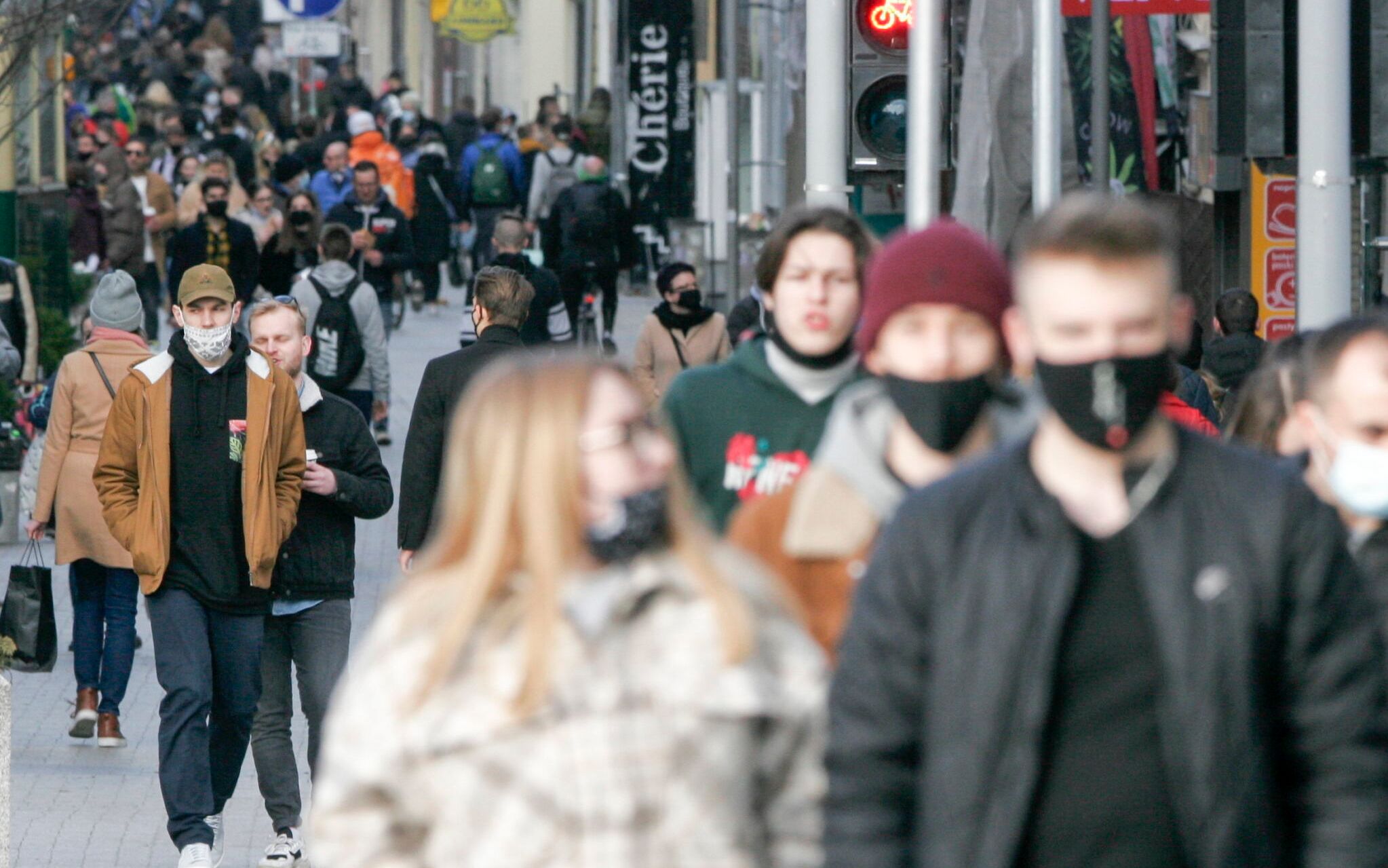 27.02.2021 Poznan , ulica Polwiejska . Pierwszy dzien zakazu noszeni przylbic , szalikow i kominow zaslaniajacych usta i nos w zwiazku z epidemia koronawirusa
Fot. Piotr Skornicki /Agencja Gazeta