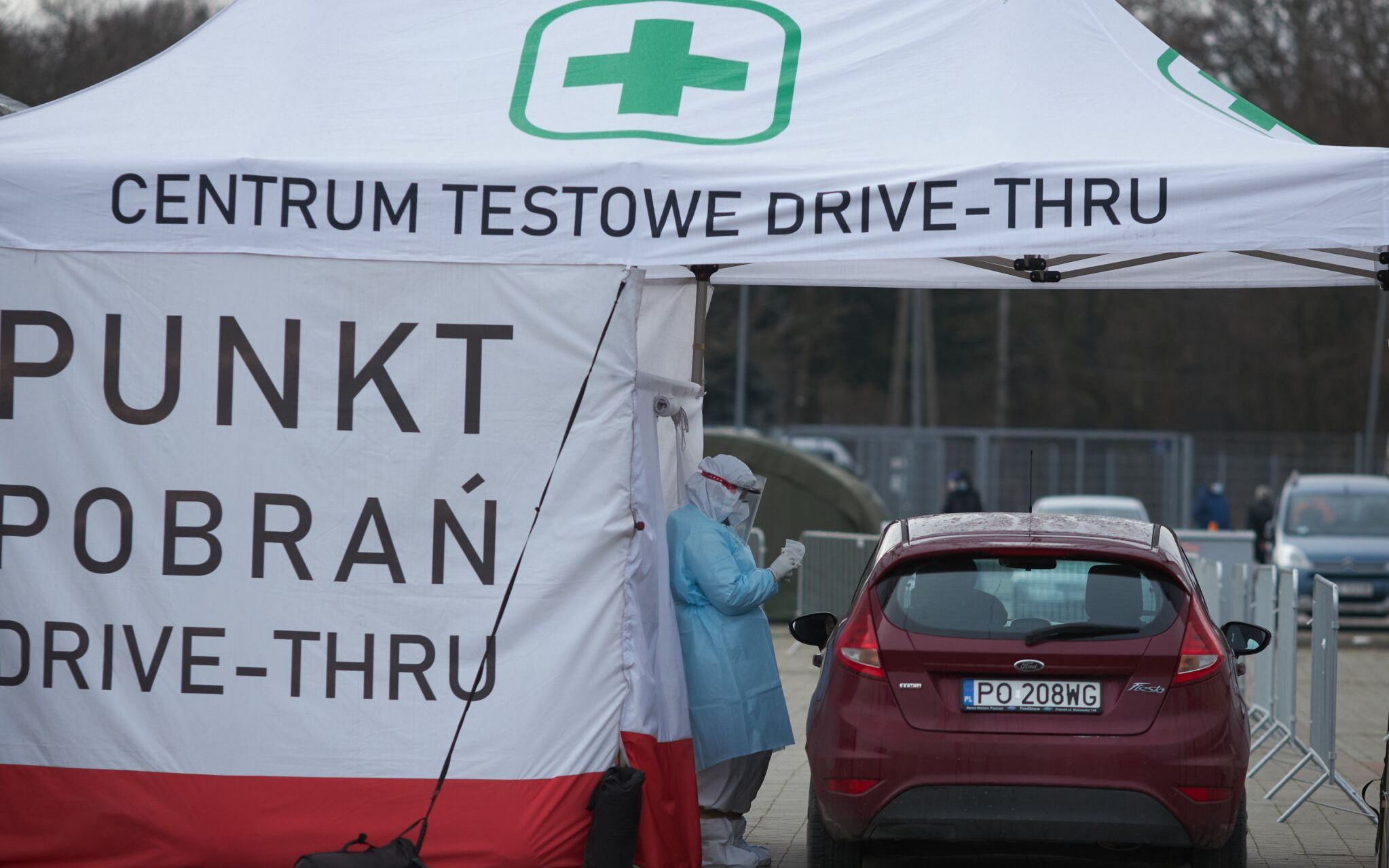 11.01.2021 Poznan . Testowanie nauczycieli na obecnosc SARS-CoV-2 w mobilnym punkcie pobran wymazow przy Stadionie Miejskim . 
Fot. Lukasz Cynalewski / Agencja Gazeta