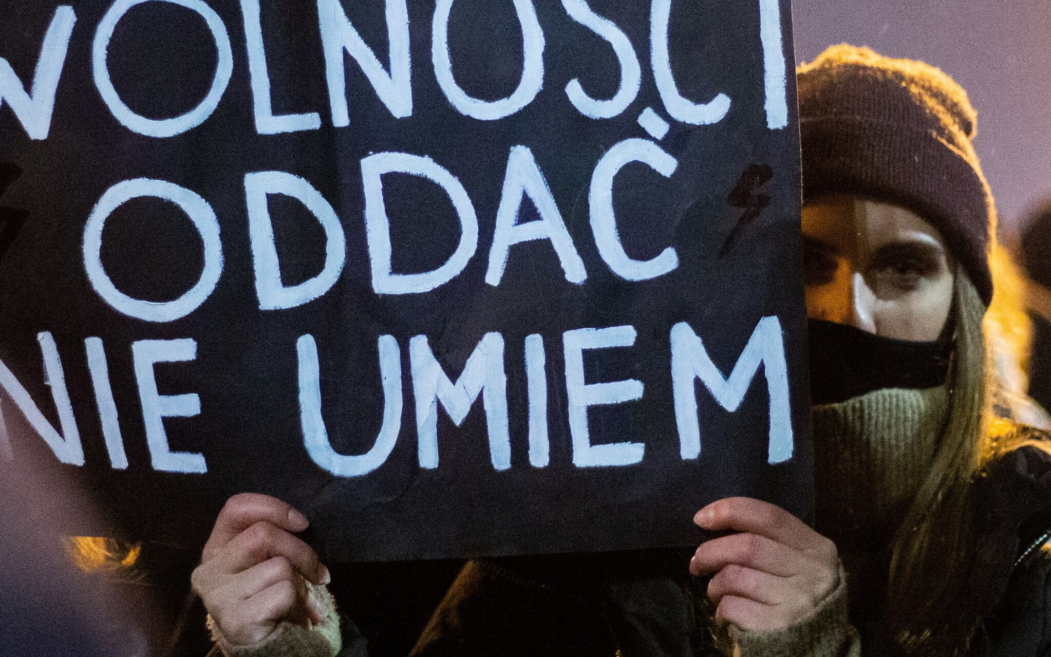 27.01.2021 Krakow . Protest Strajku Kobiet w zwiazku z opublikowaniem uzasadnienia wyroku Trybunalu Konstytucyjnego w zwiazku z zaostrzeniem prawa aborcyjnego przeszedl spod siedziby PiS na ul. Retoryka na Rynek Glowny . Blokada pod Jubilatem . Fot. Adrianna Bochenek/Agencja Gazeta