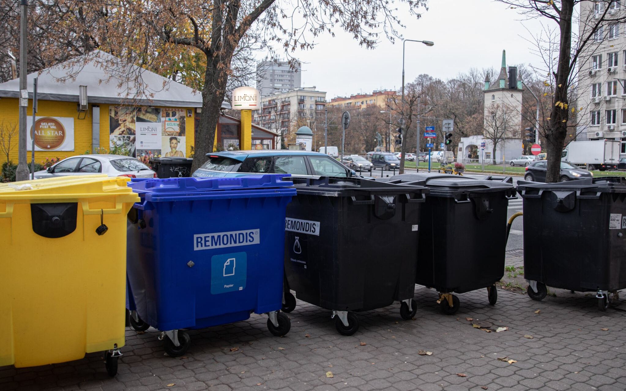 21.11.2019 Warszawa , ulica Dabrowskiego . Kontenery ze smieciami .
Fot. Dawid Zuchowicz / Agencja Gazeta