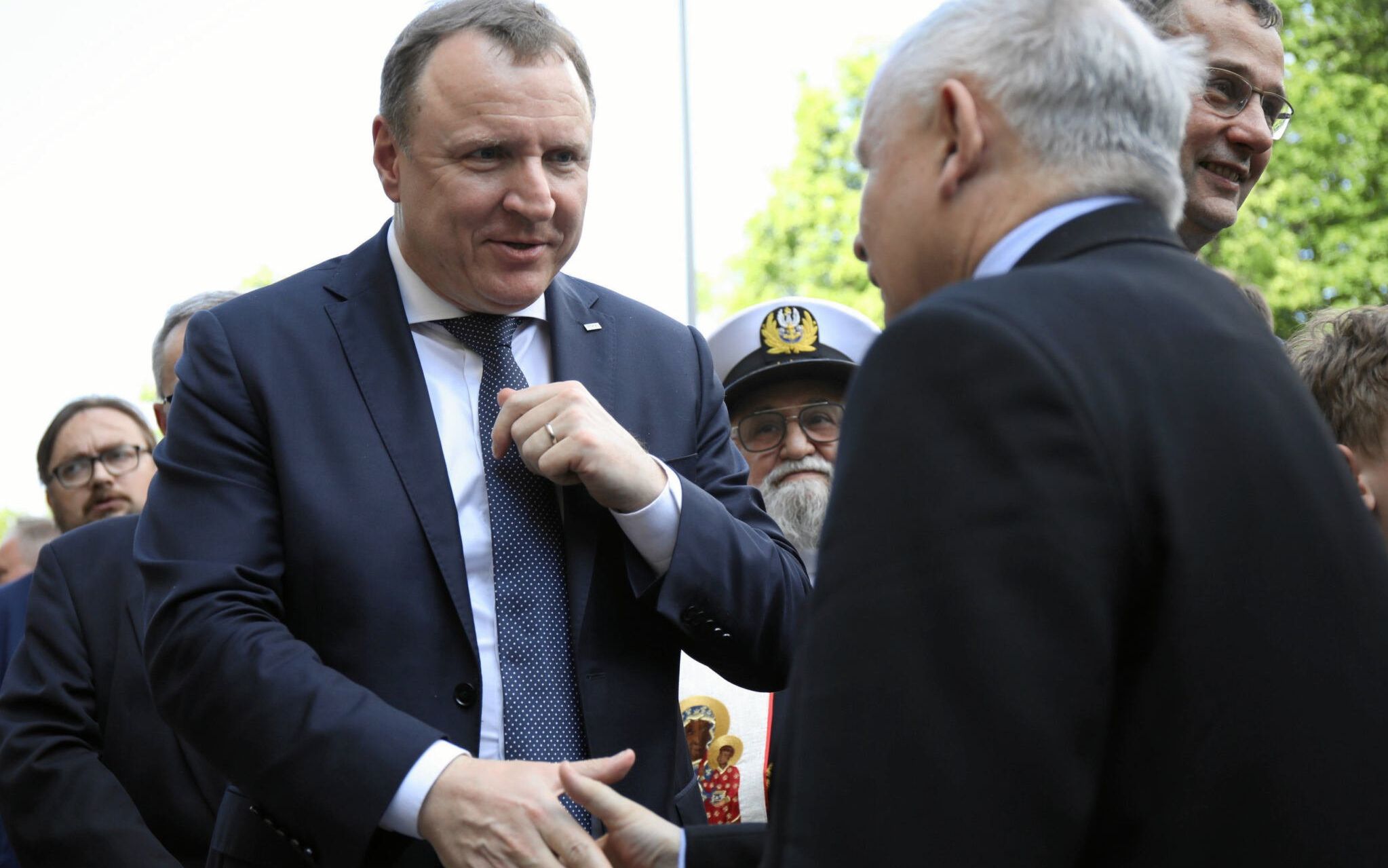 04.06.2019 Warszawa , al. Ujazdowskie 1/3 , KPRM . Nz prezes TVP Jacek Kurski , prezes PiS Jaroslaw Kaczynski podczas uroczystosci odsloniecia kamienia wegielnego pod pomnik premiera Jana Olszewskiego przed Kancelaria Prezesa Rady Ministrow .
Fot. Maciek Jazwiecki / Agencja Gazeta