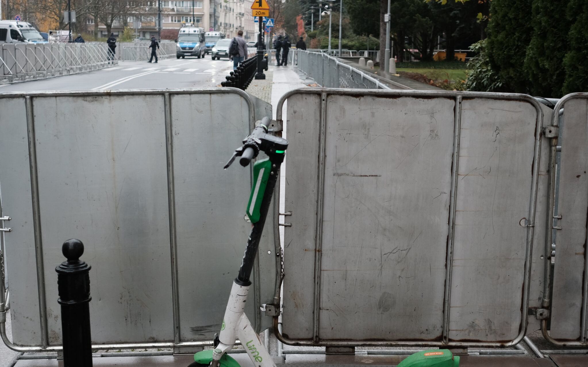 18.11.2020 Warszawa , barierki ustawione w nocy w okolicy Sejmu przed planowana blokada Sejmu przez Ogolnopolski Strajk Kobiet w zwiazku z zaostrzeniem ustawy aborcyjnej .
Fot. Slawomir Kaminski / Agencja Gazeta