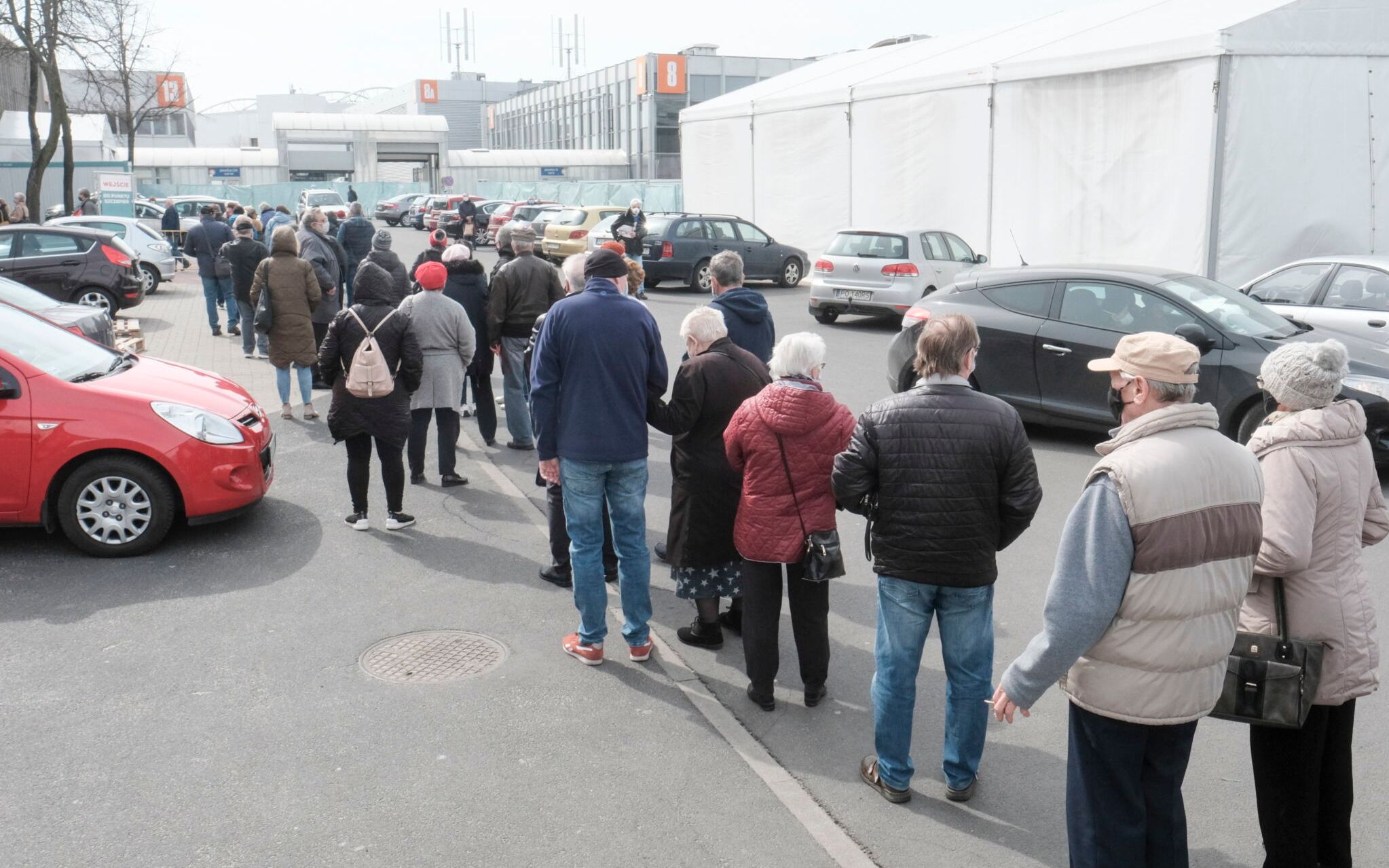 09.04 .2021 Poznan , Miedzynarodowe Targi Poznanskie . Punkt szczepien przeciwko Covid-19 . Kolejka osob czekajacych na rejestracje i szczepienie
Fot. Piotr Skornicki / Agencja Gazeta