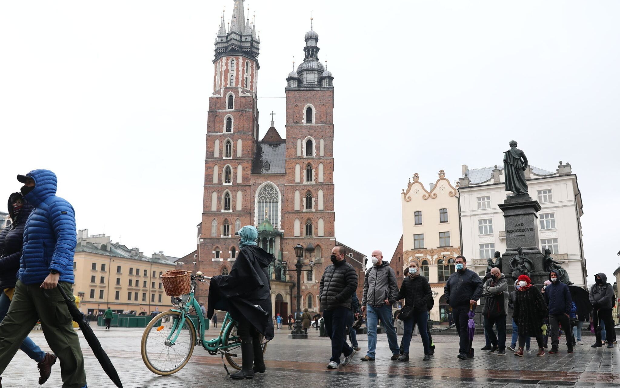 01.05.2021 Krakow , Rynek Glowny . Punkt szczepien przeciwko covid-19 dzialajacy podczas weekendu majowego . Fot. Jakub Porzycki / Agencja Gazeta
