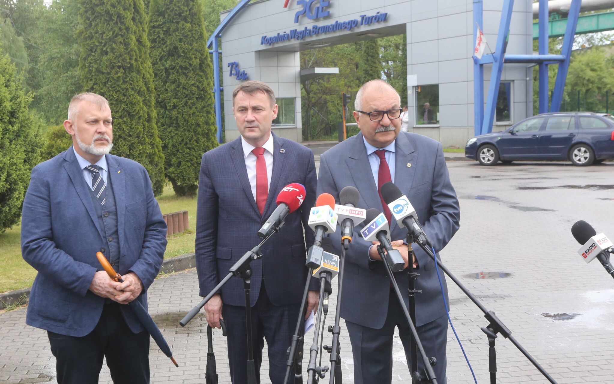 25.05.2021 Bogatynia . Kopalnia Wegla Brunatnego Turow . Od lewej: starosta miasta Frydlant Dan Razmer , hetman kraju libereckiego Martin Puta , marszalek wojewodztwa dolnoslaskiego Cezary Przybylski podczas konferencji prasowej w sprawie kopalni Turow i decyzji Trybunalu Sprawiedliwosci Unii Europejskiej o wstrzymaniu pracy kopalni na wniosek Czech .
Fot. Krzysztof Cwik / Agencja Gazeta