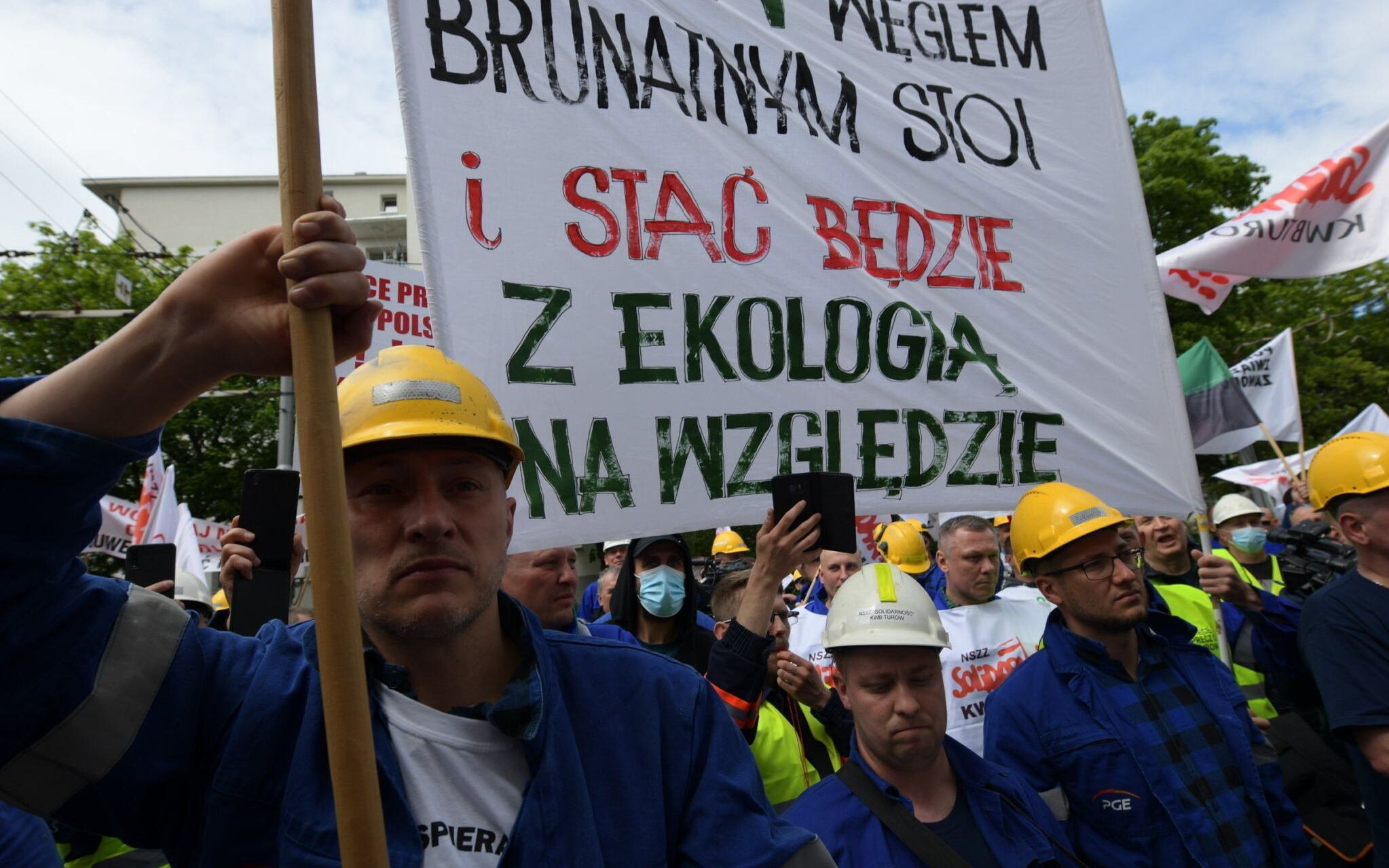 26.05.2021 Wroclaw , siedziba Parlamentu i Komisji Europejskiej . Protest gornikow przeciwko decyzji TSUE o wstrzymaniu wydobycia w Kopalni Wegla Brunatnego Turow .
Fot . Tomasz Pietrzyk / Agencja Gazeta