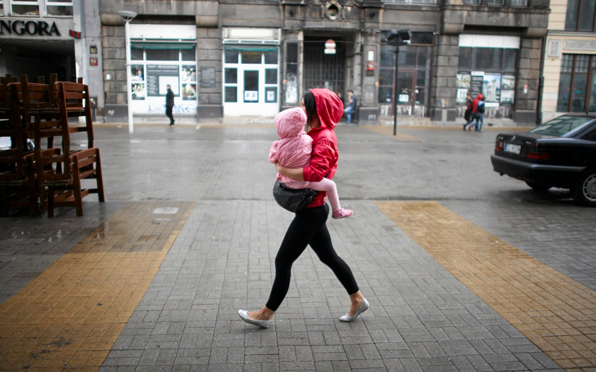 27.04.2011 LODZ , KOBIETA NIESIE DZIECKO NA REKACH NA ULICY PIOTRKOWSKIEJ .
FOT. MARCIN STEPIEN / AGENCJA GAZETA