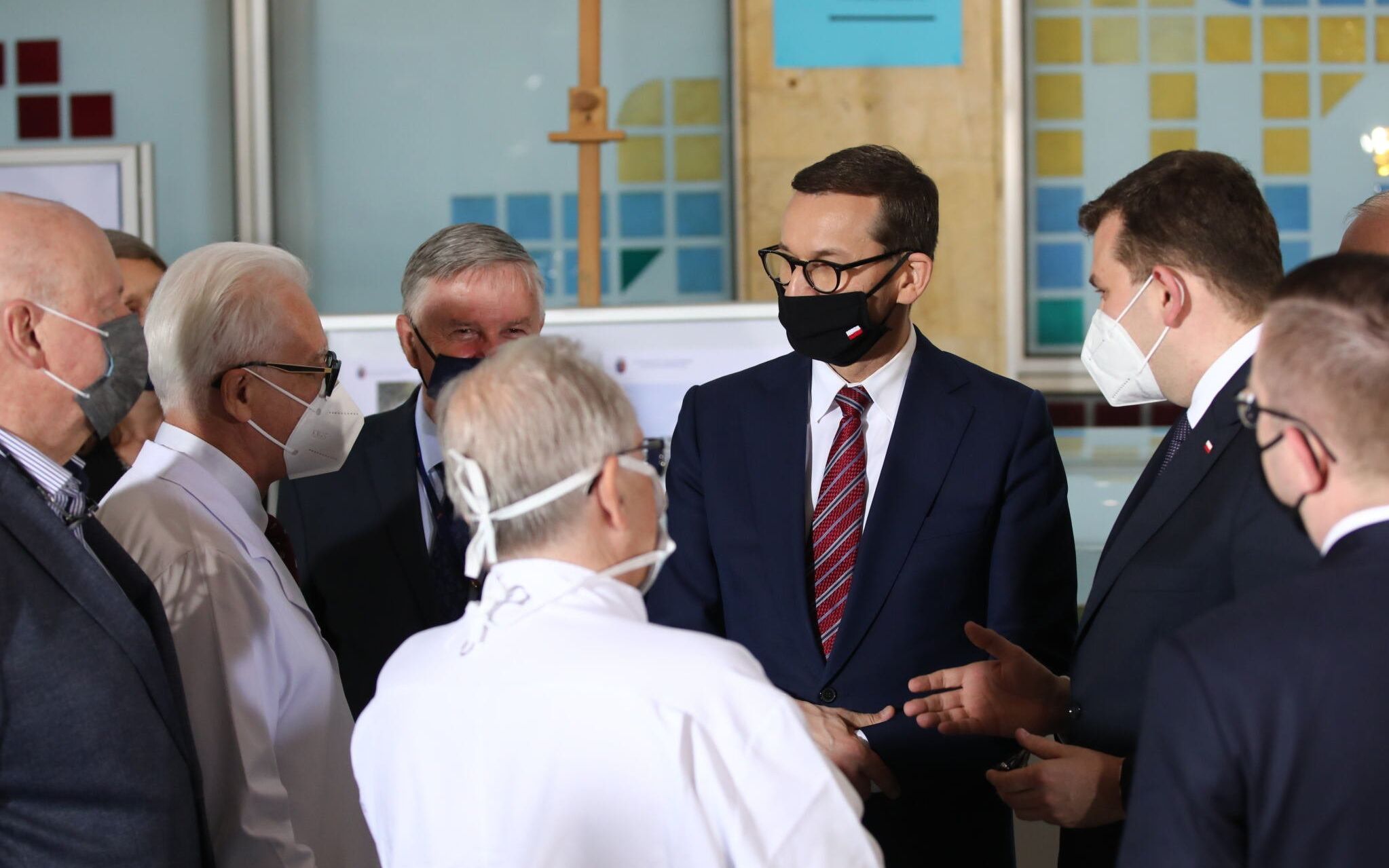 18.05.2021 Krakow . Uniwersytecki Szpital Dzieciecy . Dyrektor Uniwersyteckiego Szpitala Dzieciecego prof. dr hab. med. Krzysztof Fyderek (2L), premier Mateusz Morawiecki (C), marszalek wojewodztwa malopolskiego Lukasz Kmita (P) podczas konferencji prasowej w sprawie '' Polskiego Ladu '' i planow zwiekszenia nakladow na sluzbe zdrowia . 
Fot. Jakub Wlodek / Agencja Gazeta