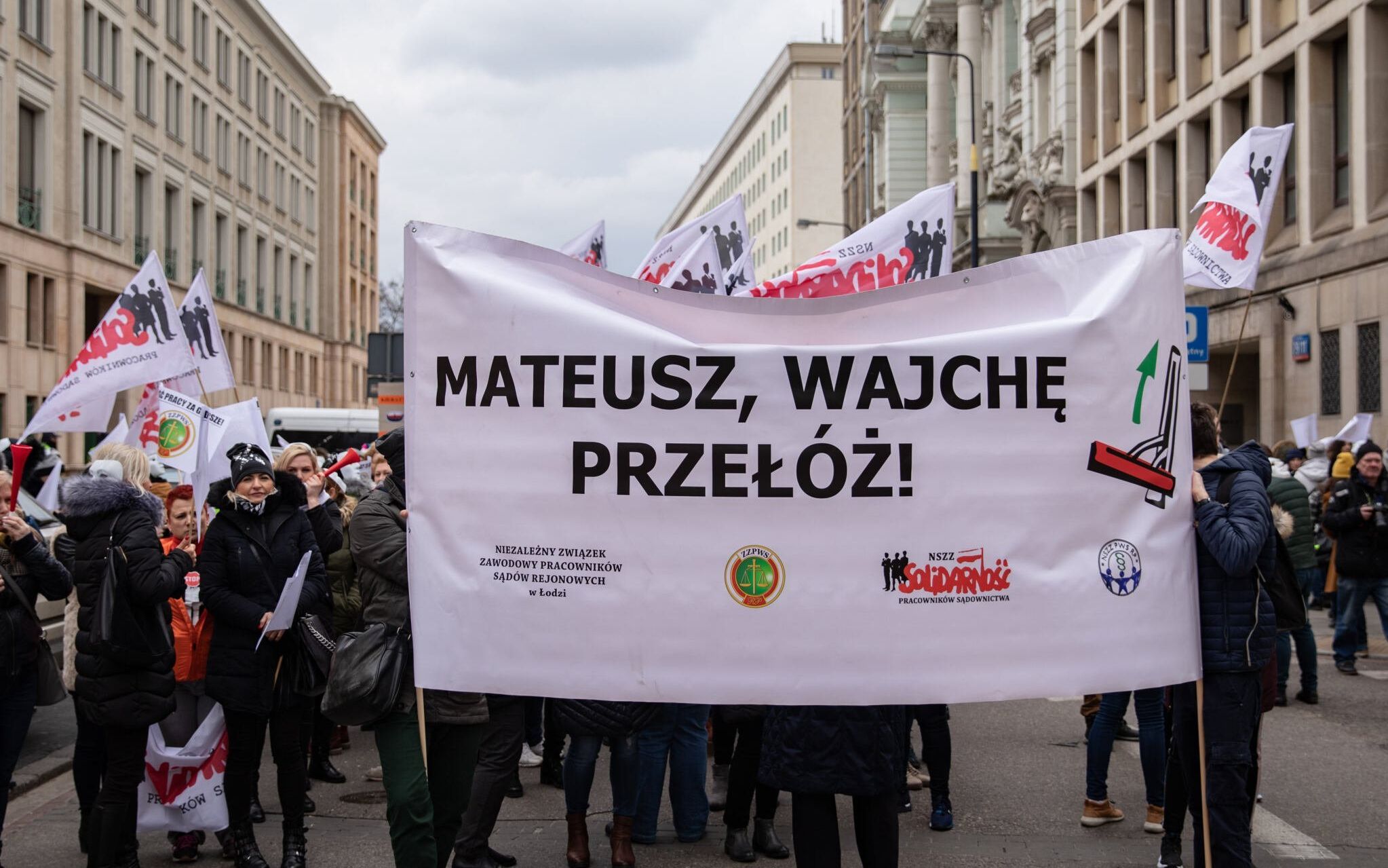 05.03.2019 Warszawa . Protest pracownikow sadow i prokuratur pod haslem " Ostatki u Premiera " w sprawie podwyzek wynagrodzen . Uczestnicy przeszli spod Ministerstwa Finansow pod Kancelarie Prezesa Rady Ministrow . 
Fot. Dawid Zuchowicz / Agencja Gazeta