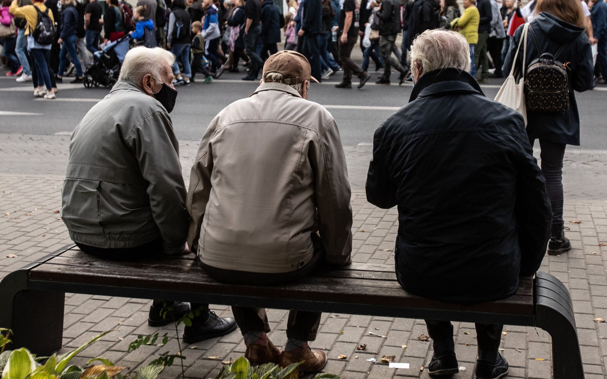 10.10.2020 Lublin . Marsz ludzi niewierzacych w pandemie koronawirusa . Osoby biorace udzial w marszu protestowaly przeciwko noszeniu maseczek i zaostrzaniu rezimu sanitarnego w czasie epidemii . Protestowano przeciwko klamliwym mediom , ktore wedlug zebranych ludzi biora udzial w jakims spisku .
Fot. Jakub Orzechowski / Agencja Gazeta
