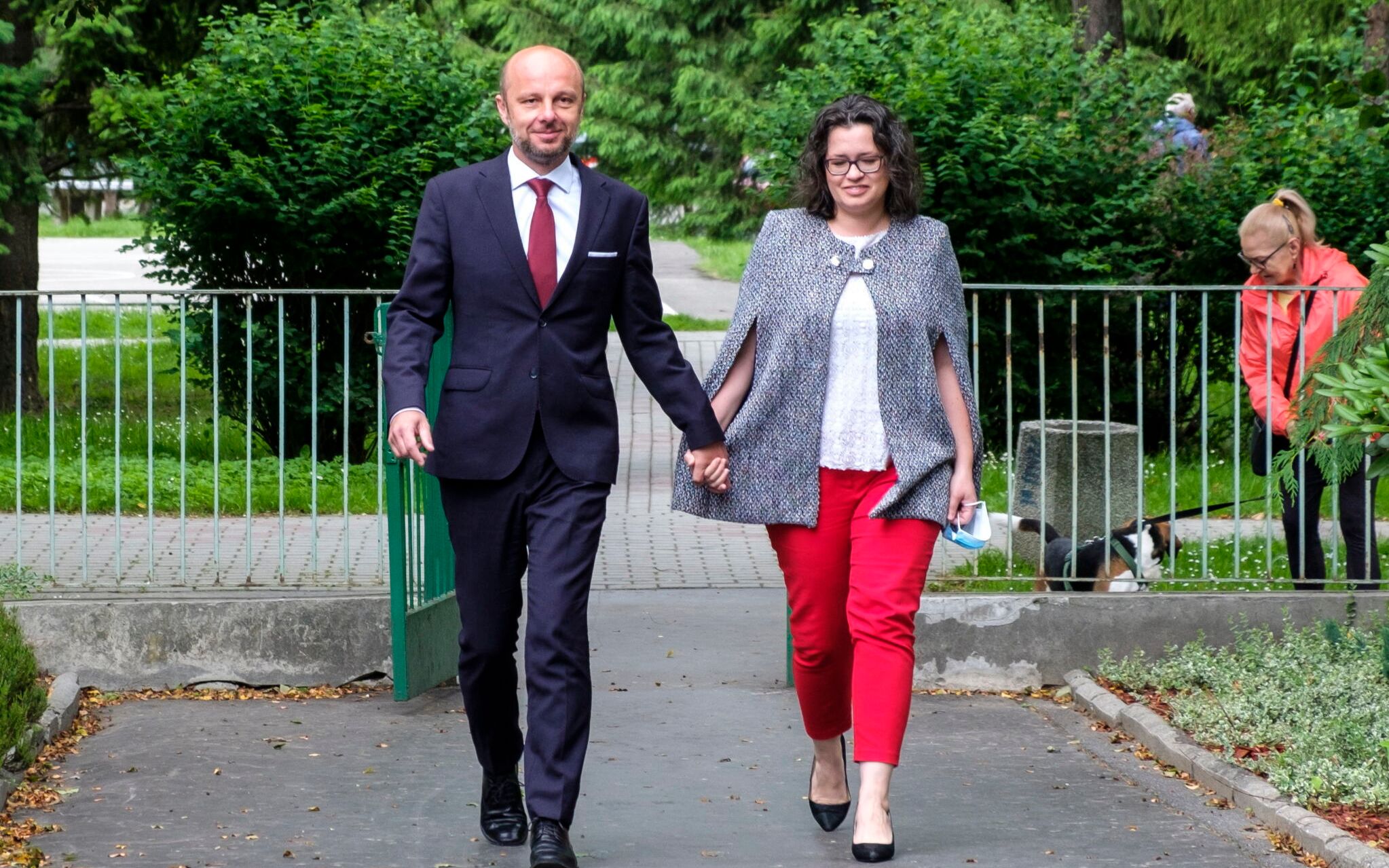 13.06.2021 Rzeszow . Przedszkole Publiczne numer 9 . Obwodowa Komisja Wyborcza 45 . Kandydat na urzad prezydenta Rzeszowa ( obecny wiceprzewodniczacy Rady Miasta Rzeszowa ) Konrad Fijolek podczas glosowania .
Fot. Patryk Ogorzalek / Agencja Gazeta