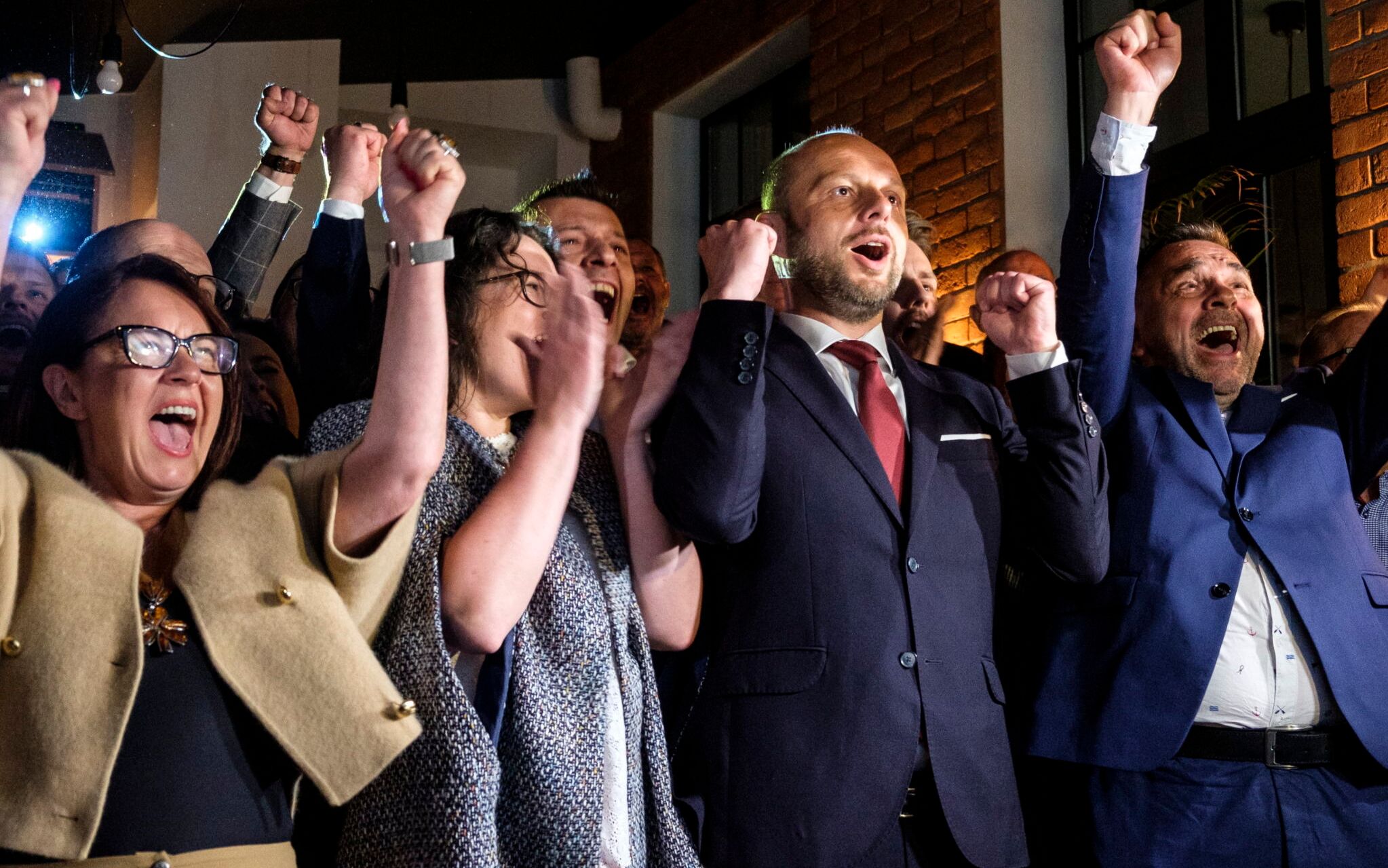 13.06.2021 Rzeszow , Restauracja Kuk Nuk . Kandydat na Urzad Prezydenta miasta Rzeszowa ( obecny wiceprzewodniczacy Rady Miasta Rzeszowa ) Konrad Fijolek . Radosc w sztabie wyborczym po ogloszeniu wyniku wyborow w ktorych Fijolek uzyskal 55 % .
Fot. Patryk Ogorzalek / Agencja Gazeta