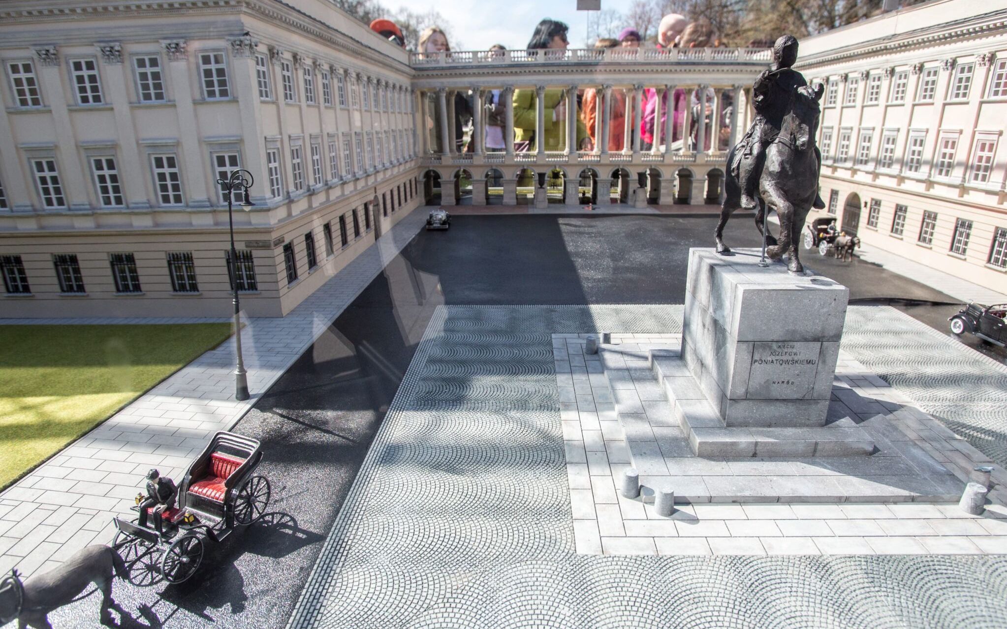 05.04.2014 Warszawa . Odsloniecie makiety Palacu Saskiego na Placu Pilsudskiego . 
Fot. Bartosz Bobkowski / Agencja Gazeta
