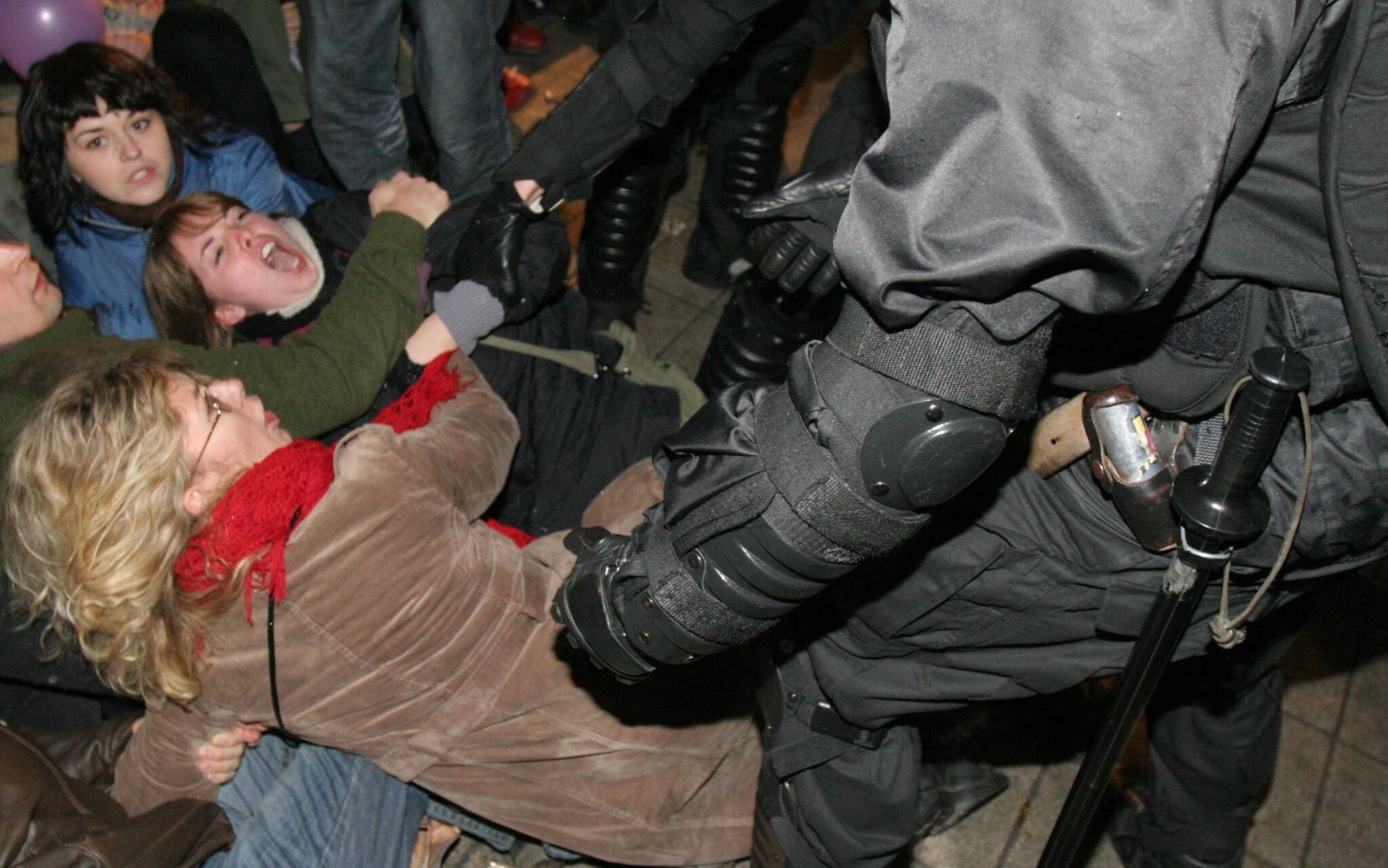 19.11.2005 POZNAN UL. POLWIEJSKA PRZED CENTRUM HANDLOWYM STARY BROWAR NIELEGALNA DEMONSTRACJA " MARSZ ROWNOSCI " BRUTALNIE ZAKONCZONA PRZEZ DZIALANIA POLICJI POLICJA FOT. LUKASZ CYNALEWSKI / AGENCJA GAZETA