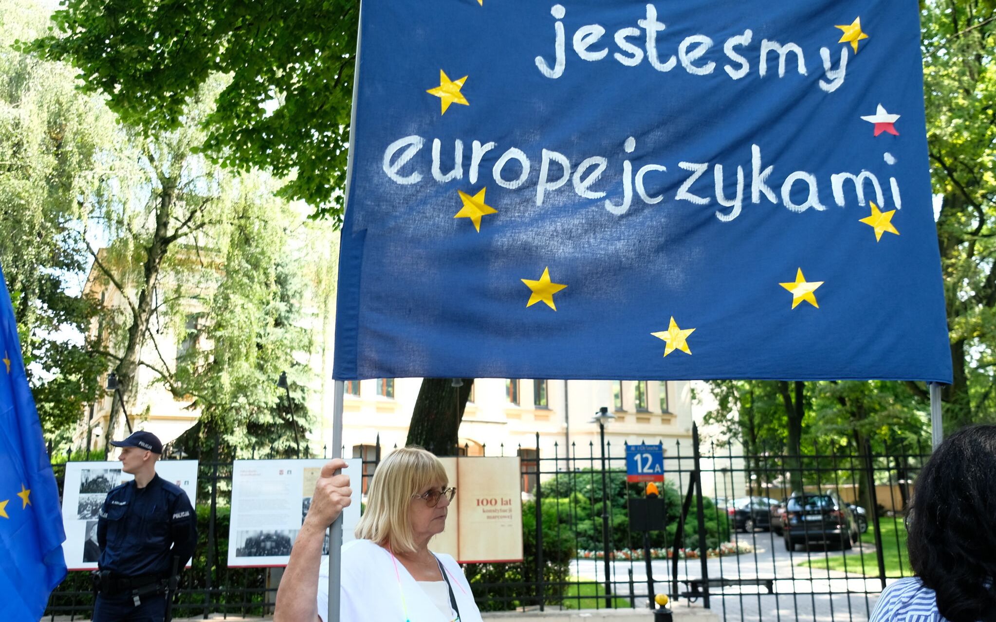 13.07.2021 Warszawa , aleja Szucha . Trybunal Konstytucyjny . Pikieta pod siedziba Trybunalu Konstytucjyjnego w czasie trwania rozprawy w sprawie na wniosek premiera Mateusza Morawieckieego o zbadanie zgodnosci Traktatu o Unii Europejskiej z Konstytucja Rzeczypospolitej Polskiej . 
Fot. Slawomir Kaminski / Agencja Gazeta