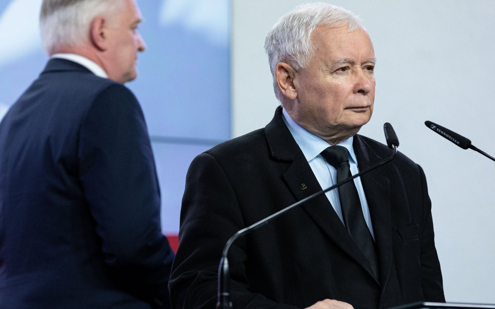 26.09.2020 Warszawa , ul. Nowogrodzka 84/86 . Prezes Prawa i Sprawiedliwosci Jaroslaw Kaczynski (P) i prezes Porozumienia Jaroslaw Gowin (L) podczas podpisania umowy koalicyjnej liderow Zjednoczonej Prawicy .
Fot. Dawid Zuchowicz / Agencja Gazeta *** Local Caption *** .