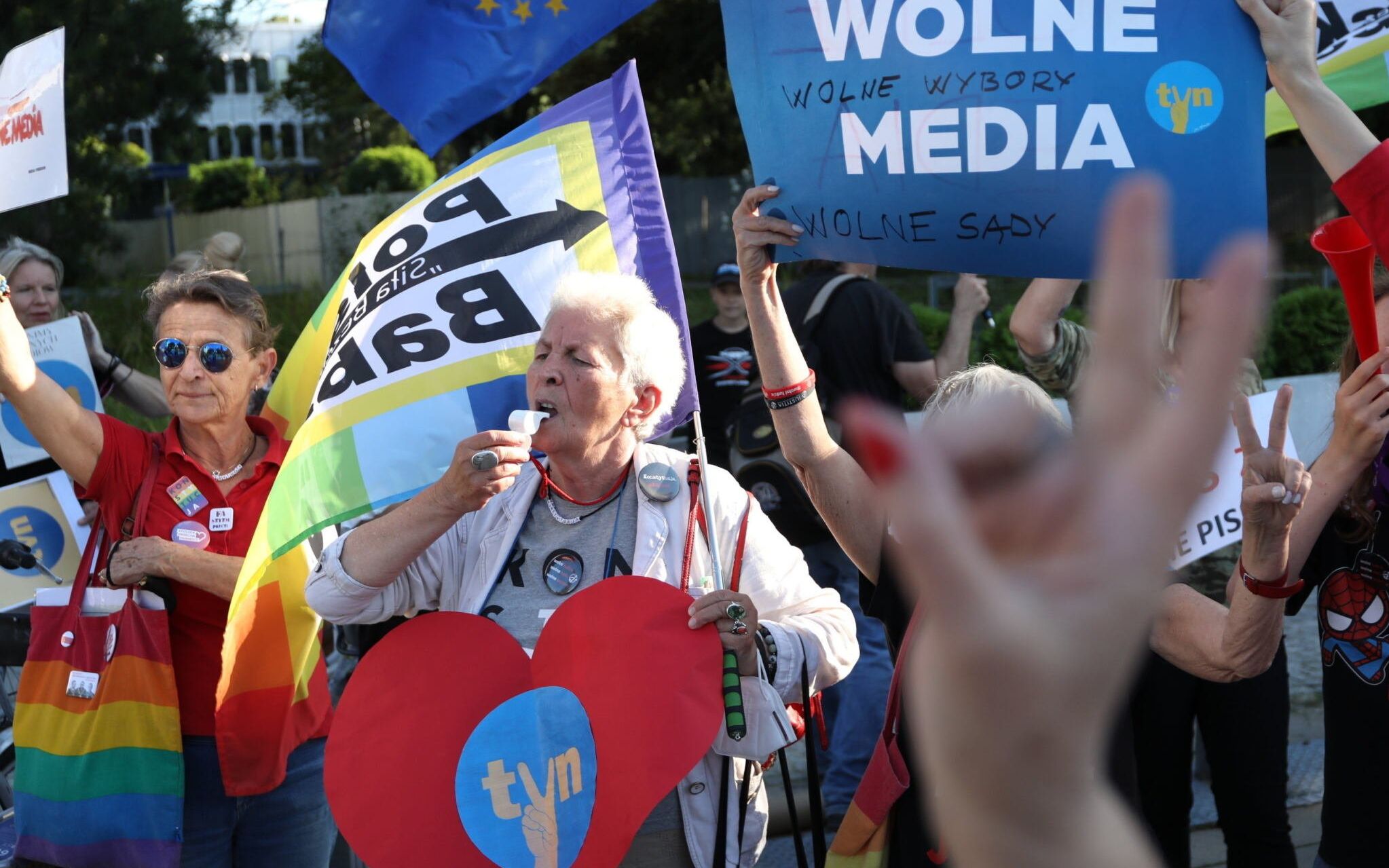 11.08.2021 Warszawa , ul. Wiejska . Protest przed Sejmem przeciwko ustawie LexTVN .
Fot. Maciek Jazwiecki / Agencja Gazeta