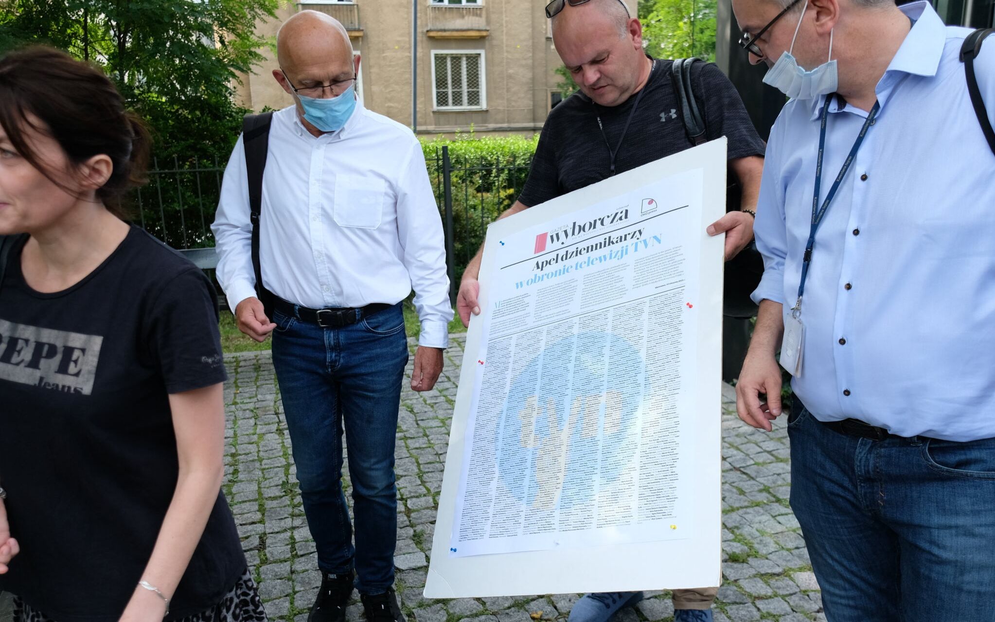 10.08.2021 Warszawa , Sejm , dziennikarze Gazety Wyborczej : Wojciech Czuchnowski (p) , Jerzy Wojcik (2p) i Piotr Pacewicz (2l) skladaja podpisy w obronie TVN .
Fot. Slawomir Kaminski / Agencja Gazeta
