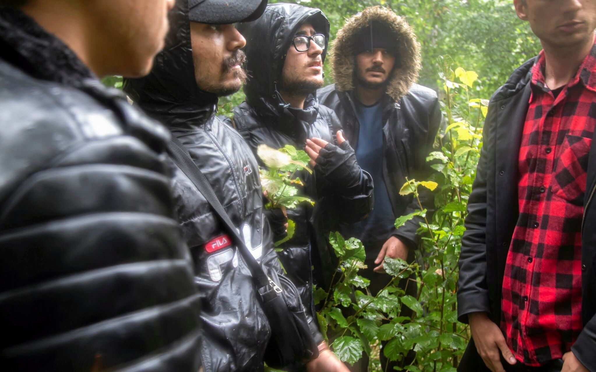 30.08.2021 Puszcza Bialowieska , okolica Teremisek i Pogorzelc . Grupa 9 uchodzcow z Syrii , Afganistanu , Libanu i Egiptu zostala odnaleziona przez Fundacje Ocalenie i posla Franciszka Sterczewskiego . Uchodzcy byli kilka dni temu w Polsce , ale Straz Graniczna zmusila ich do przejscia na Bialorus . Prawnicy Fundacji Ocalenia odebrali pelnomocnictwa od mezczyzn . Do jednego - 18 - latka zostalo wezwane pogotowie . Grupe odebrala Straz Graniczna .
Fot. Agnieszka Sadowska / Agencja Gazeta *** Local Caption *** .