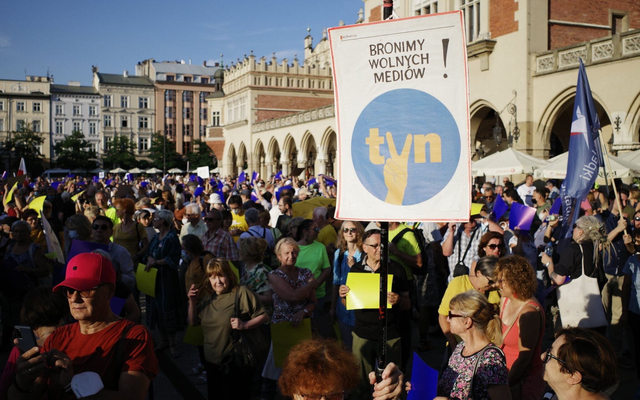 10.08.2021 Krakow , Rynek Glowny . Protest w obronie TVN na dzien przed glosowaniem ustawy "lex TVN" w sejmie .
Jakub Wlodek / Agencja Gazeta