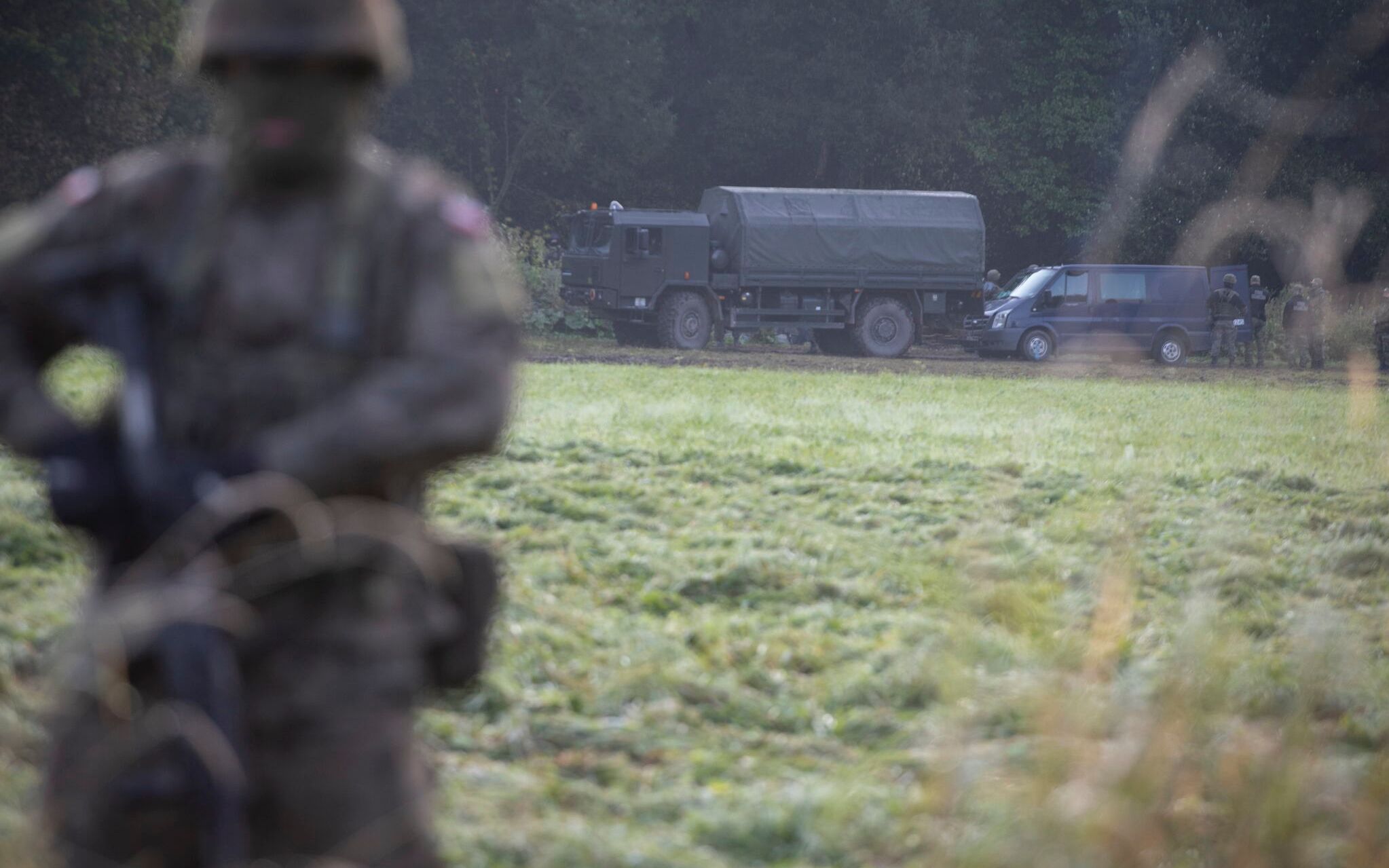 22.08.2021 Usnarz Gorny, wojewodztwo podlaskie. Granica polsko - bialoruska. Od kilkunastu dni na granicy w nieludzkich warunkach przetrzymywana jest grupa uchodzcow . Wojsko i straz graniczna pilnuja aby wolontariusze i dziennikarze nie zblizali sie do uchodzcow. 
Fot. Grzegorz Dabrowski / Agencja Gazeta