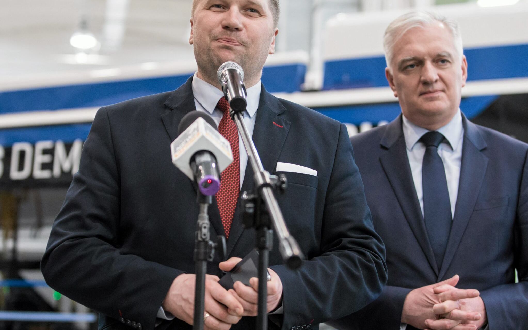 29.03.2017 Lublin . Od lewej : wojewode Przemyslaw Czarnek , wicepremier i minister nauki i szkolnictwa wyzszego Jaroslaw Gowin podczas wizyty w zakladach produkcyjnych firmy Ursus .
Fot. Jakub Orzechowski / Agencja Gazeta