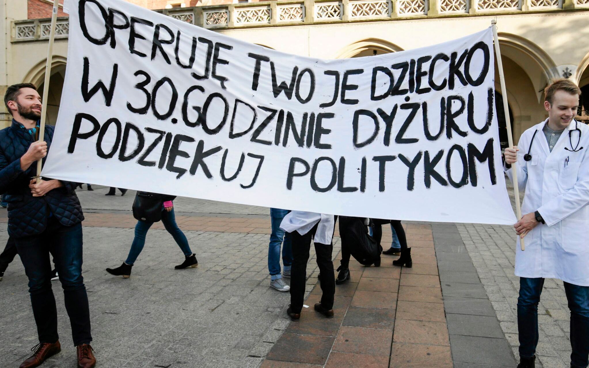 13.10.2017 Krakow , Rynek Glowny . Manifestacja poparcia dla strajkujacych lekarzy rezydentow .

Fot. Jakub Wlodek / Agencja Gazeta