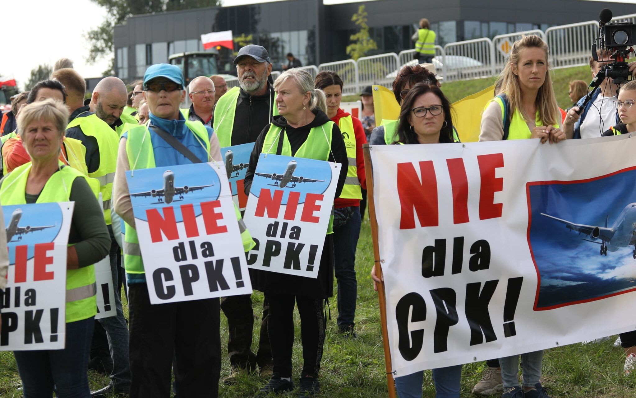 19.08.2021 Wisikitki kolo Zyrardowa . Protest , z udzialem parlamentarzystow i przedstawicieli opozycji , mieszkancow gmin , na terenie ktorych ma zostac zbudowany Centralny Port Komunikacyjny .
Fot. Maciek Jazwiecki / Agencja Gazeta