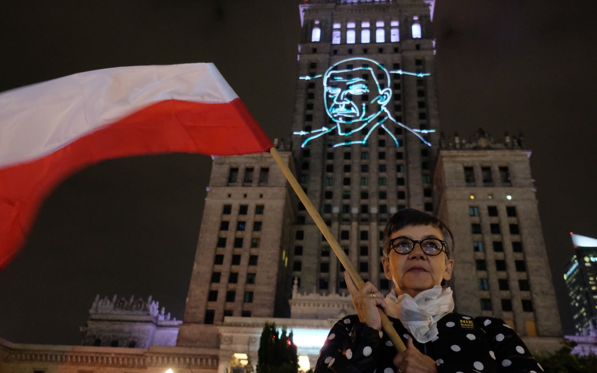 25.09.2021 Warszawa , Plac Defilad przed Palacem Kultury i Nauki . Pikieta w obronie dziennikarza Gazety Wyborczej Andrzeja Poczobuta , ktory od pol roku przebywa w bialoruskim wiezieniu polaczona z wywietlaniem jego portretu na elewacji PKiN przez caloa noc .
Fot. Slawomir Kaminski / Agencja Gazeta