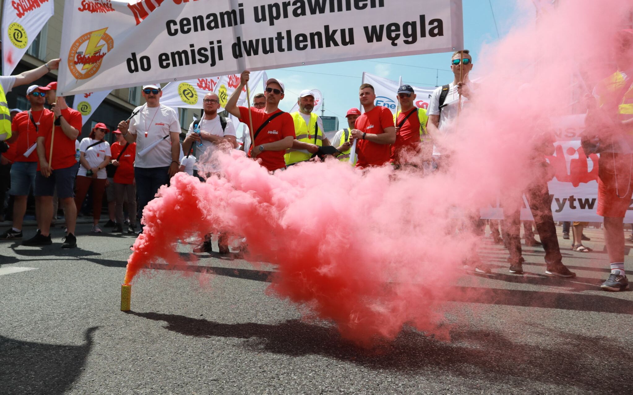 09.06.2021 Warszawa . Demonstracja gornikow zorganizowana przez Krajowy Sekretariat Gornictwa i Energetyki NSZZ Solidarnosc przed siedziba przedstawicielstwa Komisji Europejskiej . Protestujacy domagaja sie m.in. gwarancji pracowniczych w procesie transformacji energetyki .
Fot. Jacek Marczewski / Agencja Gazeta