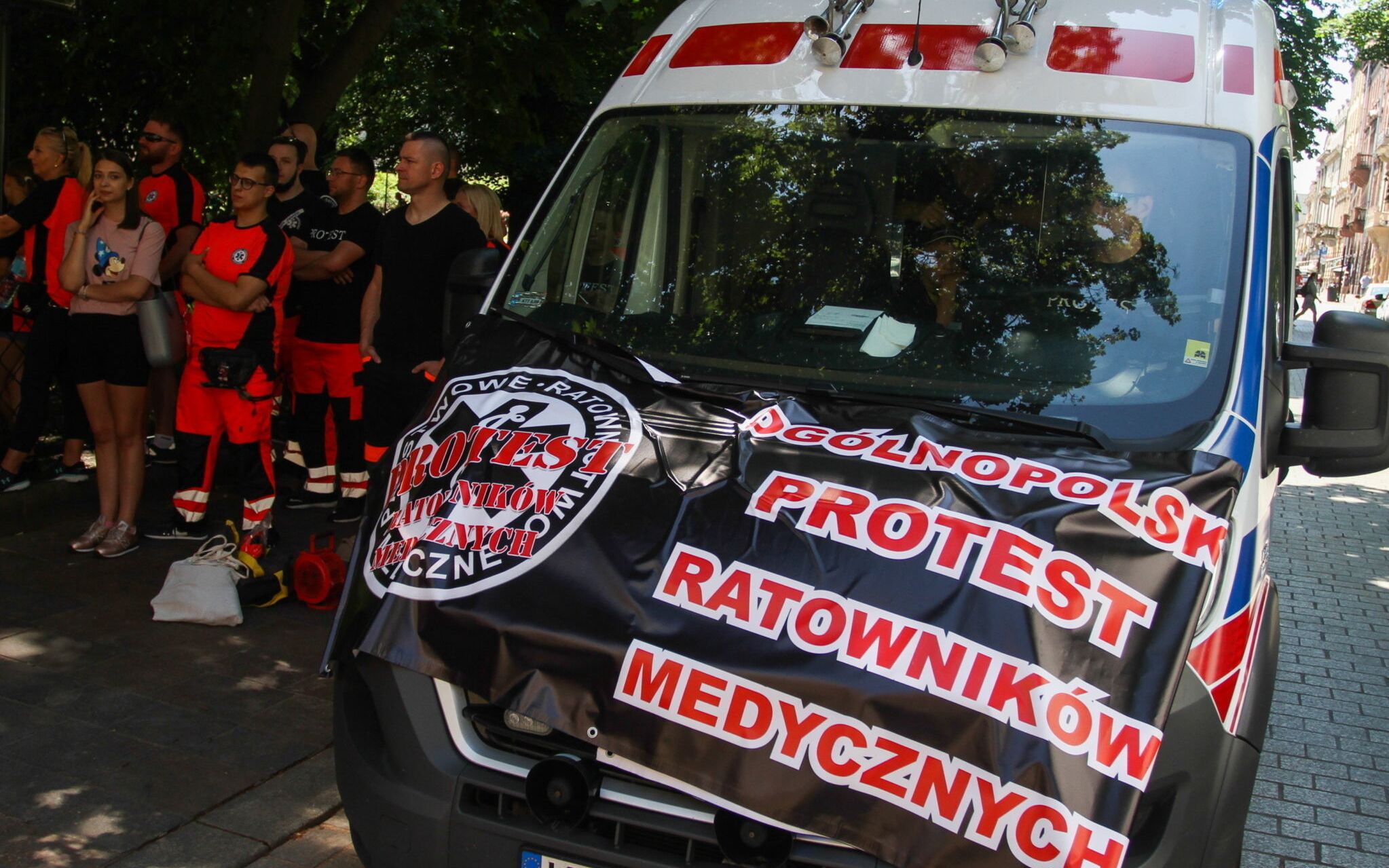 30.06.2021 Krakow , ulica Basztowa . Protest ratownikow medycznych przed Urzedem Wojewodzkim . Fot. Jakub Porzycki / Agencja Gazeta