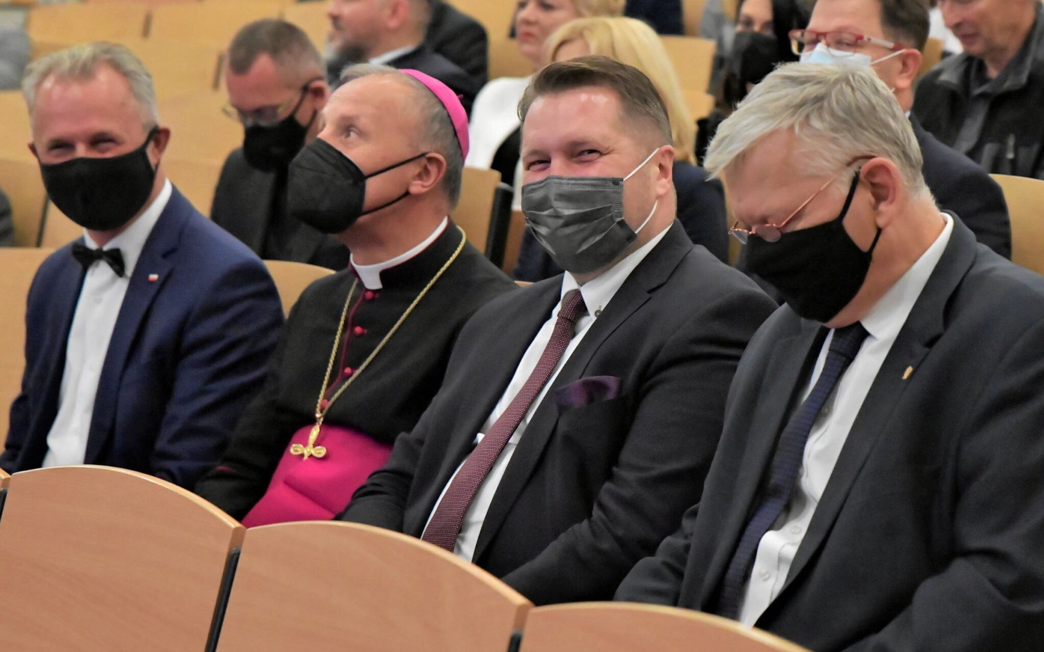 07.10.2021 Radom , ulica Chrobrego 31 . Uniwersytet Technologiczno - Humanistyczny . Biskup Marek Solarczyk (2L), minister edukacji i nauki Przemyslaw Czarnek (3L), posel Marek Suski (P) podczas inauguracji roku akademickiego 2021 / 2022 . .
Fot. Marta Dudzinska / Agencja Gazeta *** Local Caption ***