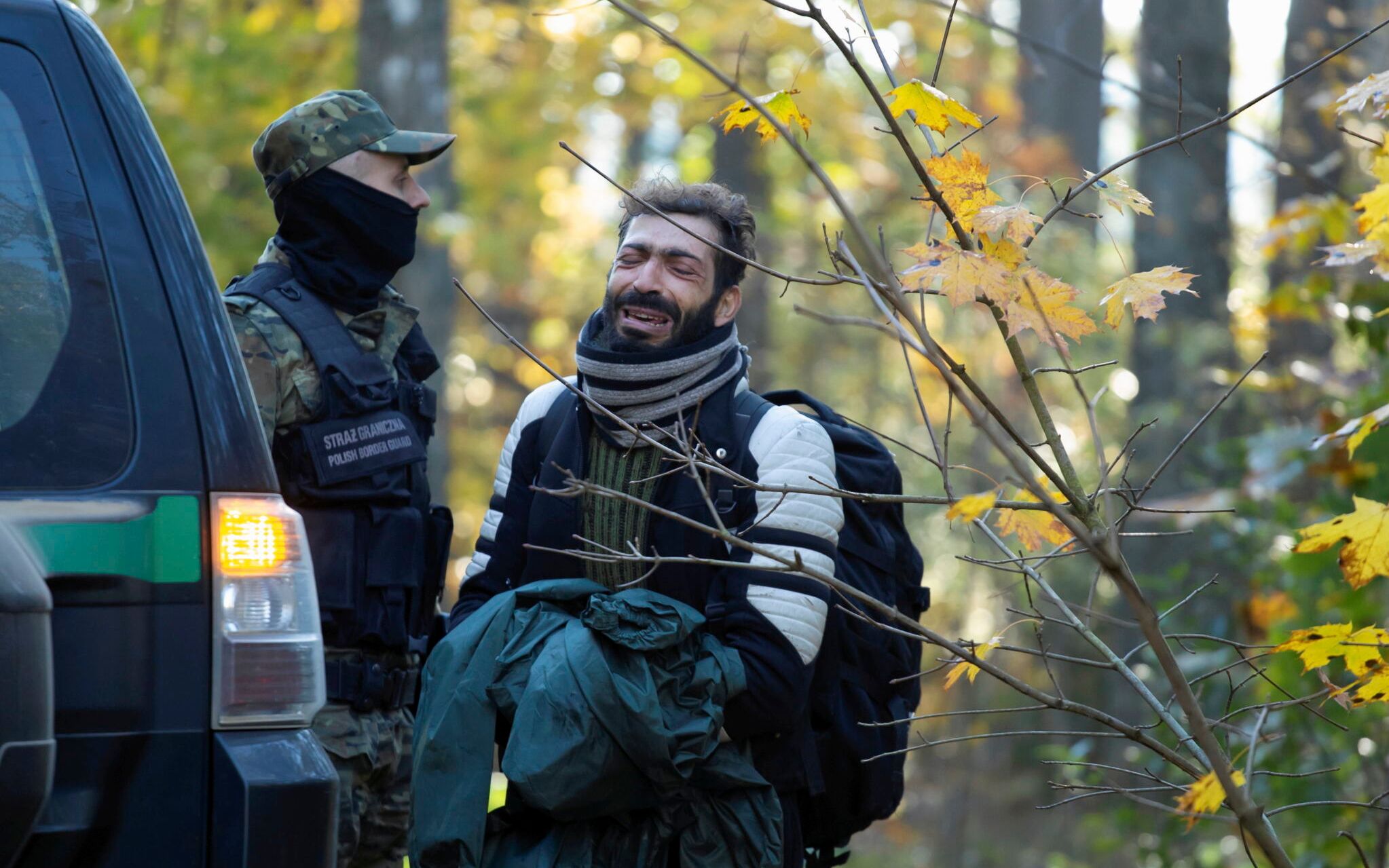 10.10.2021 Szymki , las w poblizu . Zatrzymany przez Straz Graniczna uchodzca , zapakowany do samochodu i prawdopodobnie odwieziony na granice w ramach pushback blagal o nie wywozenie na granice z Bialorusia .
Fot. Agnieszka Sadowska/ Agencja Gazeta.