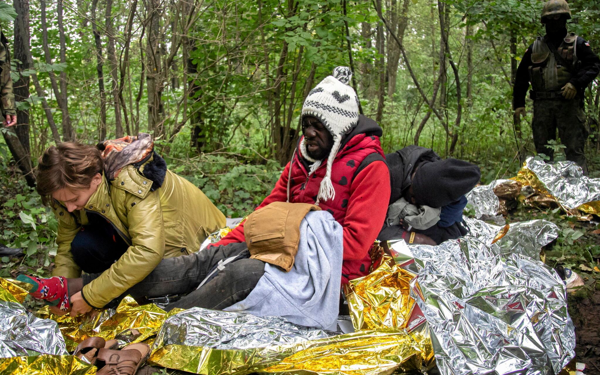 21.09.2021  Lososna , droga na Kuznice . Grupa 11 uchodzcow z Afryki , w stanie wycienczenia i hipotermii zostala namierzona przez wolontariuszy  z  Grupy Granica  ( organizacje pozazrzadowe zrzeszone w jedno , ktore pomagaja prawnie uchodzcom ). Aktywisci dali im jesc , cieple ubrania , czapki , rekawiczki , skarpety . Jednak butow zabraklo , nie byli przygotowani na taka ilosc uchodzcow . Wszystkie ich ubrania byly mokre , niektorzy byli w klapkach .
Fot. Agnieszka Sadowska/ Agencja Gazeta. *** Local Caption *** .