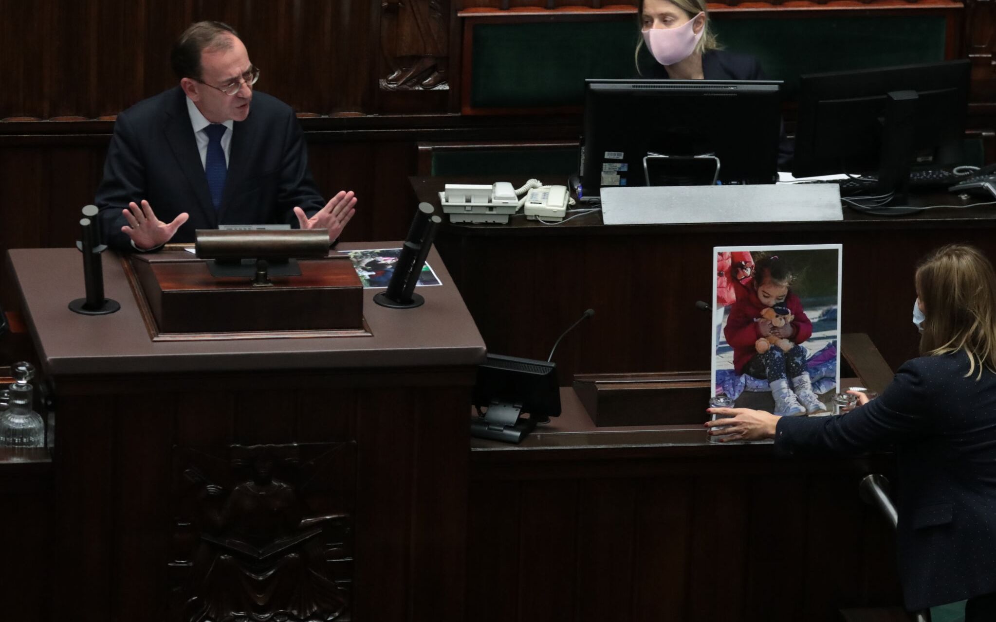 30.09.2021 Warszawa , ul Wiejska , Sejm . Minister spraw wewnEtrznych i administracji Mariusz Kaminski (l) i poslanka Magdalena Filiks (ze zdjeciem) podczas debaty nad wnioskiem Prezydenta RP o przedluzenie stanu wyjatkowego na granicy polsko - bialoruskiej o kolejne 60 dni .
Fot. Slawomir Kaminski / Agencja Gazeta