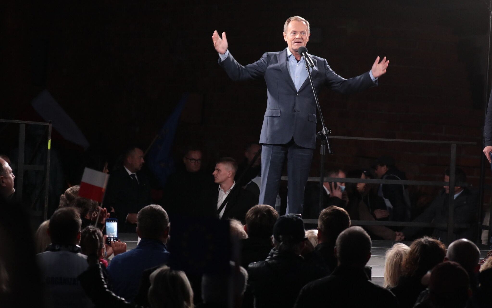 10.10.2021 Warszawa , pl  Zamkowy . Wiec zorganiazowany przez Donalda Tuska przeciwko wyprowadzaniu Polski z Unii Europejskiej przez rzad PIS .
Fot. Slawomir Kaminski / Agencja Gazeta