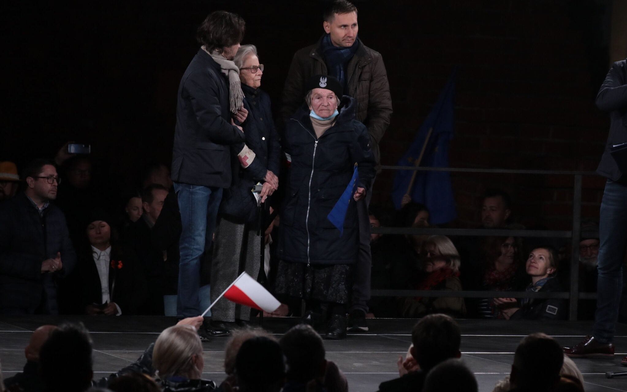 10.10.2021 Warszawa , pl  Zamkowy . Wanda Traczyk - Stawska podczas wiecu przeciwko wyprowadzaniu Polski z Unii Europejskiej przez rzad PIS .
Fot. Slawomir Kaminski / Agencja Gazeta