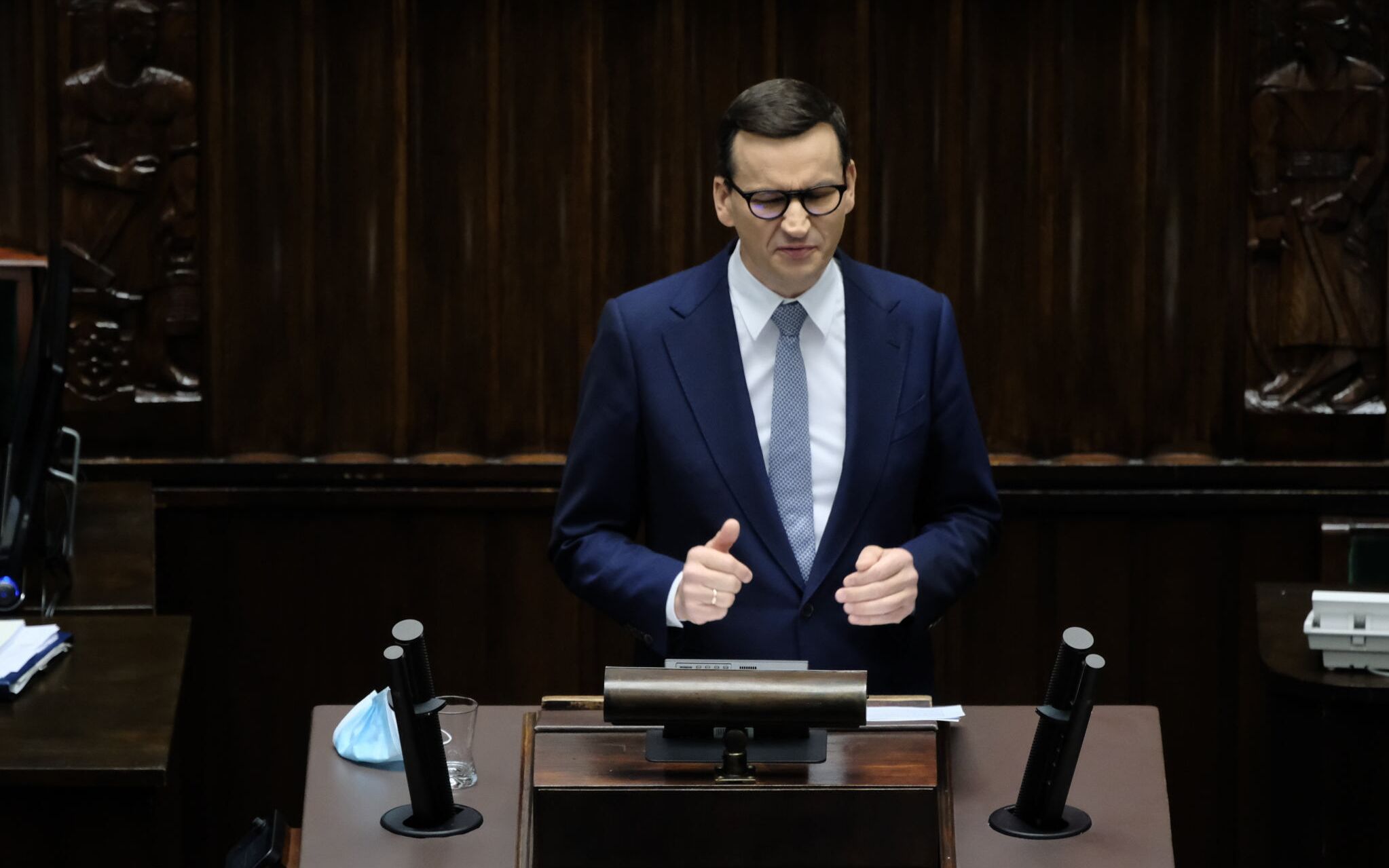 14.10.2021 Warszawa , ulica Wiejska , Sejm . Premier Mateusz Morawiecki podczas bloku glosowan . Sejm w ostatnim dniu posiedzenia zajmuje sie m.in. projektem ustawy budzetowej na rok 2022. . W wieczornym bloku glosowan poslowie beda glosowac miedzy innymi nad projektem budowy muru na granicy polsko - bialoruskiej .
Fot. Slawomir Kaminski / Agencja Gazeta