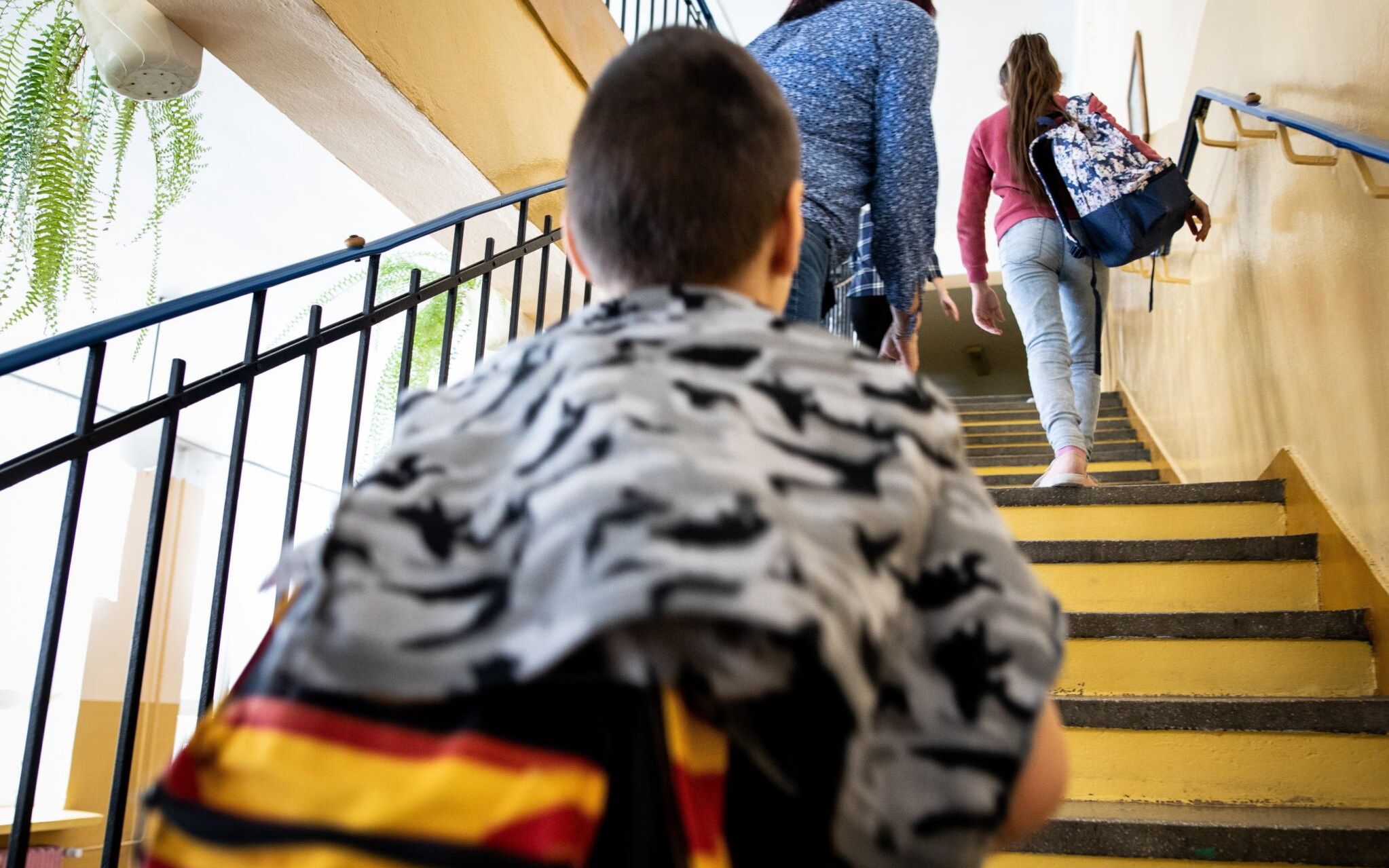 09.02.2021 Bezwola . Szkola Podstawowa . Przeznaczona do zlikwidowania szkola wyspecjalizowala sie w nauczaniu dzieci uchodzcow . Do szkoly , oprocz polskich , uczeszczaja dzieci z pobliskiego osrodka dla cudzoziemcow .
Fot. Jakub Orzechowski / Agencja Gazeta