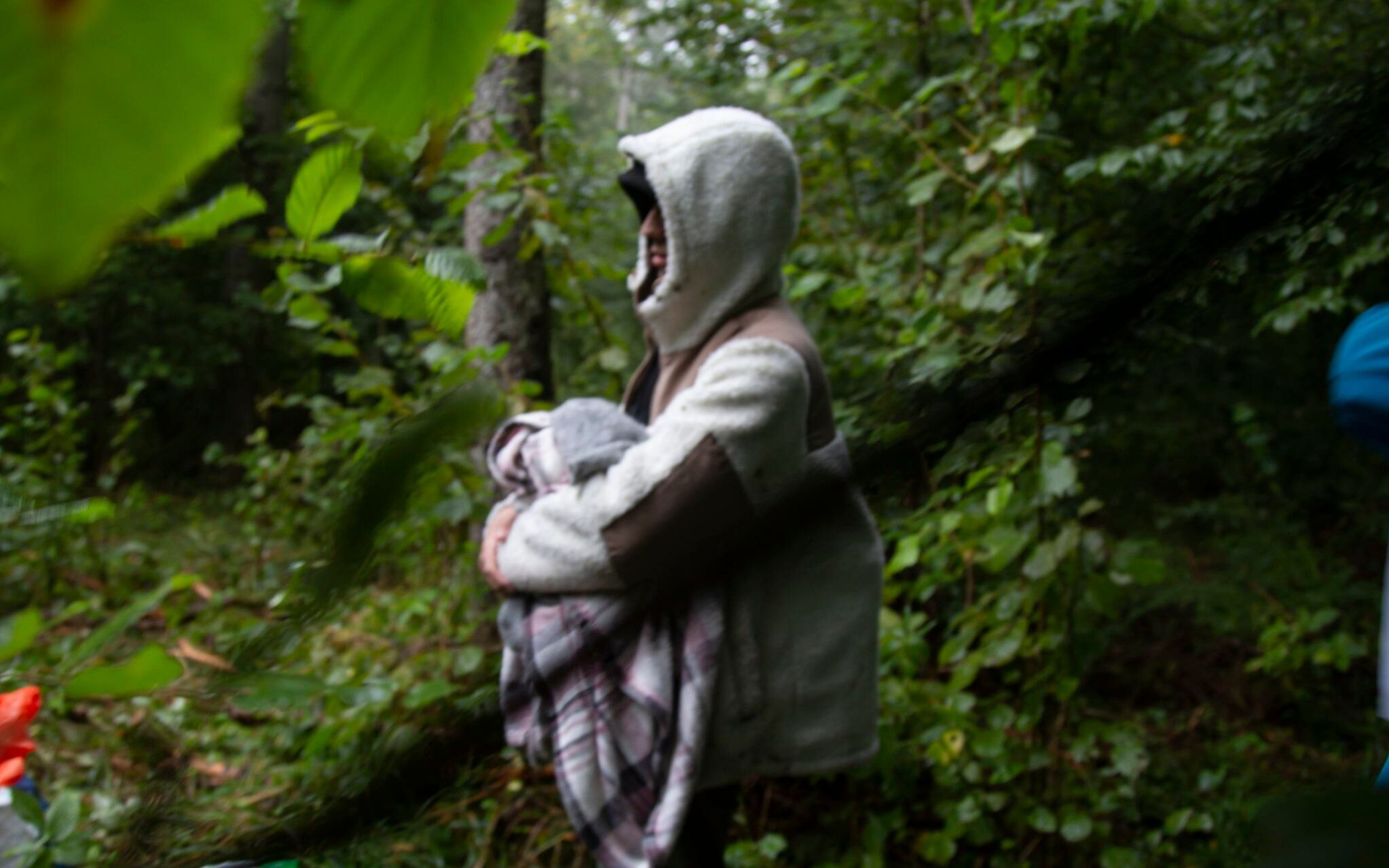 30.08.2021 Puszcza Bialowieska , okolica Teremisek i Pogorzelc . Grupa 9 uchodzcow z Syrii , Afganistanu , Libanu i Egiptu zostala odnaleziona przez Fundacje Ocalenie i posla Franciszka Sterczewskiego . Uchodzcy byli kilka dni temu w Polsce , ale Straz Graniczna zmusila ich do przejscia na Bialorus . Prawnicy Fundacji Ocalenia odebrali pelnomocnictwa od mezczyzn . Do jednego - 18 - latka zostalo wezwane pogotowie . Grupe odebrala Straz Graniczna .
Fot. Agnieszka Sadowska / Agencja Gazeta *** Local Caption *** .