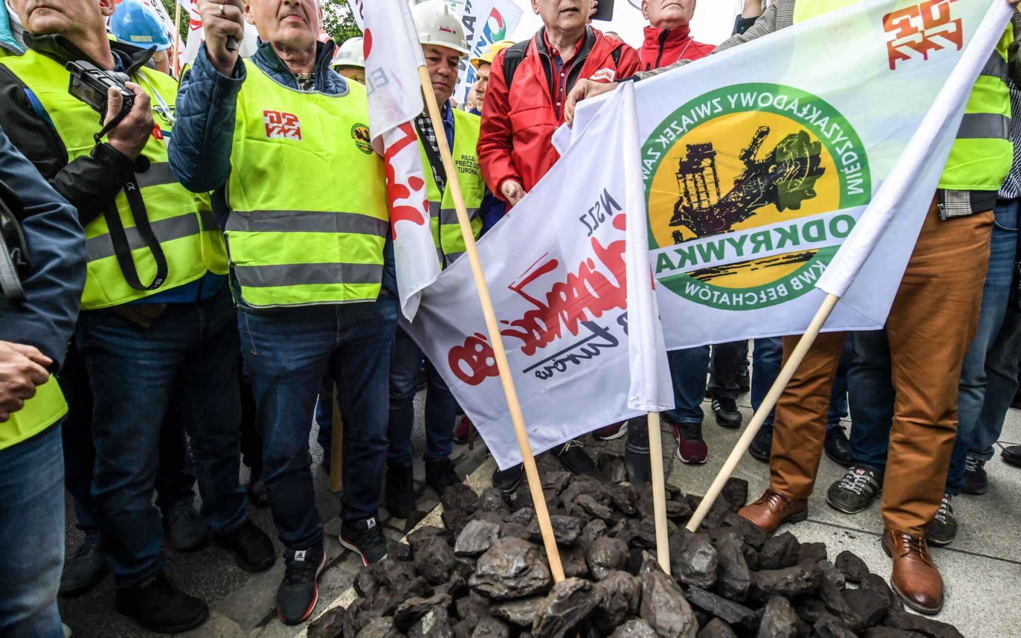 26.05.2021 Wroclaw , siedziba Parlamentu i Komisji Europejskiej . Protest gornikow przeciwko decyzji TSUE o wstrzymaniu wydobycia w Kopalni Wegla Brunatnego Turow .
Fot . Tomasz Pietrzyk / Agencja Gazeta