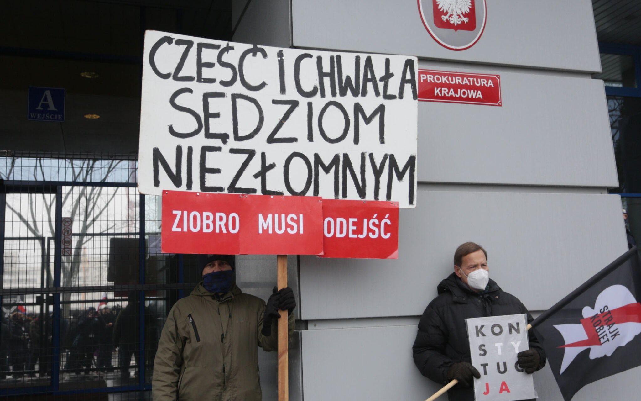 20.01.2021 Warszawa . Pikieta Komitetu Obrony Sprawiedliwosci ( KOS ). Prokuratura Krajowa wezwala sedziego Igora Tuleye na przesluchanie - jako podejzanego . Sedzia Tuleya ( zgdonie z orzeczeniem TSUE ) nie uznaje uchylenia jego imunitetu przez Izbe Dyscyplinarna SN i tym samym nie uznaje legalnosci podejmowanych przeciw niemu dzialan. Dlatego zamierza nie stawic sie na przesluchanie .
Fot. Adam Stepien / Agencja Gazeta