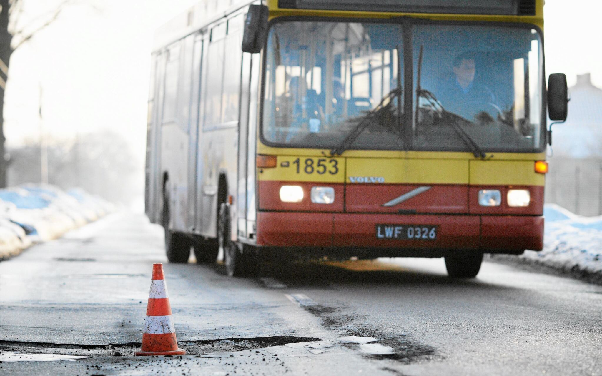 27.12.2010 LODZ , DZIURA W DRODZE Z USTAWIONYM W SRODKU PACHOLKIEM NA TRASIE Z MILESZEK DO NOWOSOLNEJ KOLO LODZI .
FOT. MARCIN STEPIEN / AGENCJA GAZETA
