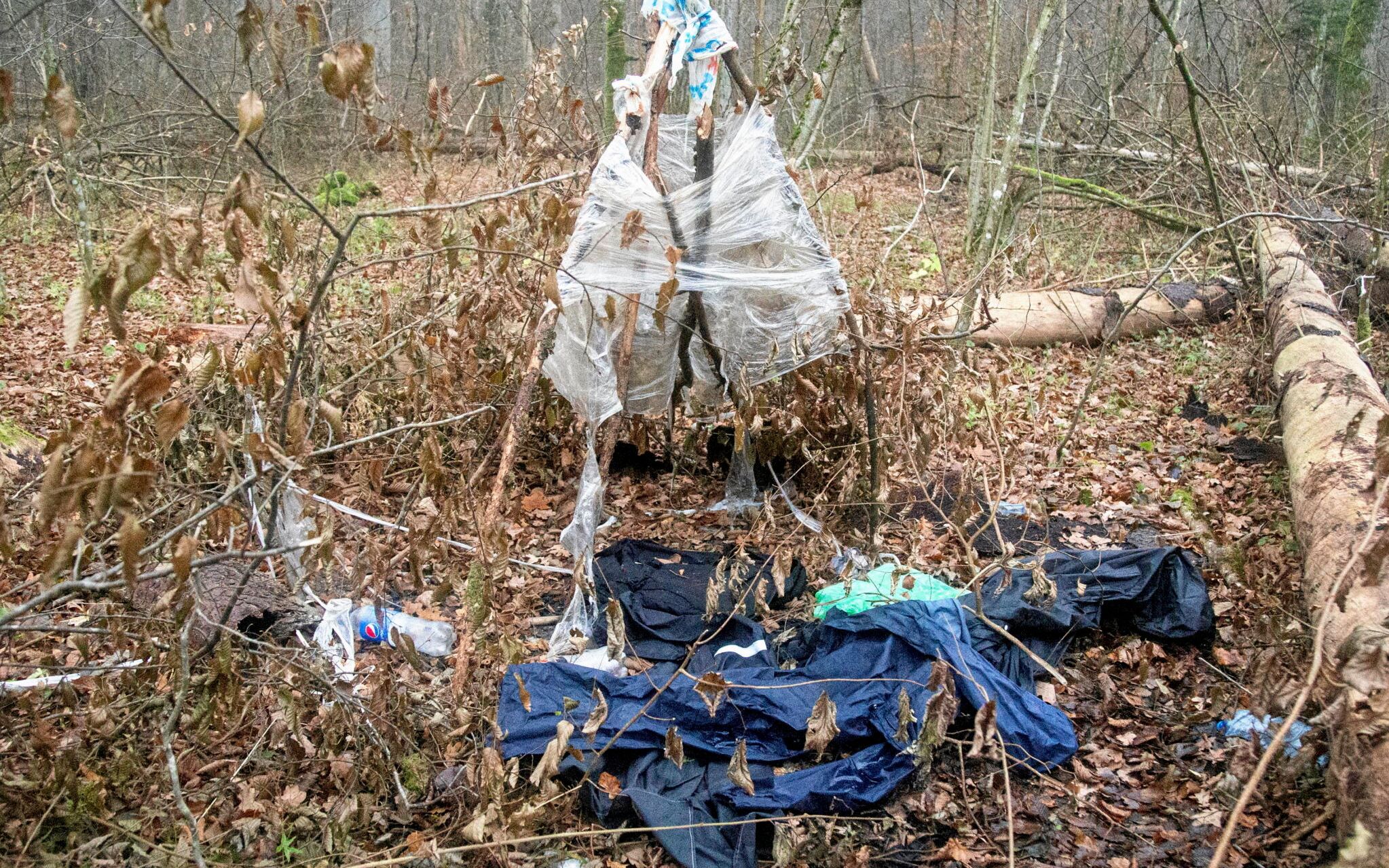 14.11.2021 Narewka , Puszcza Bialowieska . Obozowisko w lesie po uchodzcach .
Fot. Agnieszka Sadowska/ Agencja Wyborcza.pl. *** Local Caption *** .