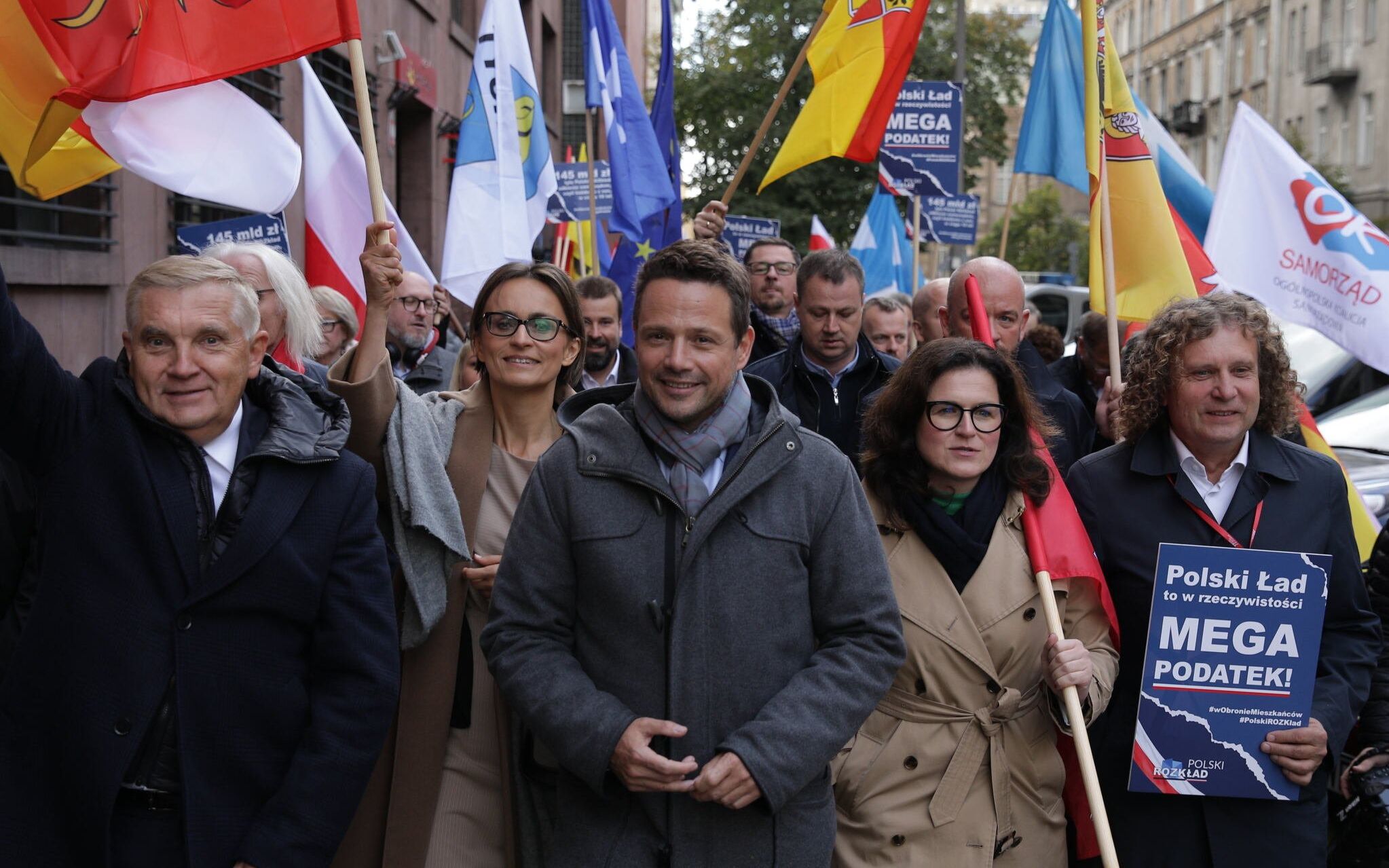 13.10.2021 Warszawa . Prezydent Warszawy Rafal Trzaskowski (2l), prezydent Gdyni Wojciech Szczurek (c) , prezydent Gdanska Aleksandra Dulkiewicz (2p) i prezydent Sopotu Jacek Karnowski (p) podczas demonstracji samorzadowcow ( pod haslem #wObronieMieszkancow , w protescie przeciw pakietowi zmian podatkowych wprowadzanych w ramach programu " Polski Lad ". Flagowy projekt rzadu PiS pozbawi samorzady miliadrdow zlotych - wplywow z podatkow ).
Fot. Dawid Zuchowicz / Agencja Wyborcza.pl