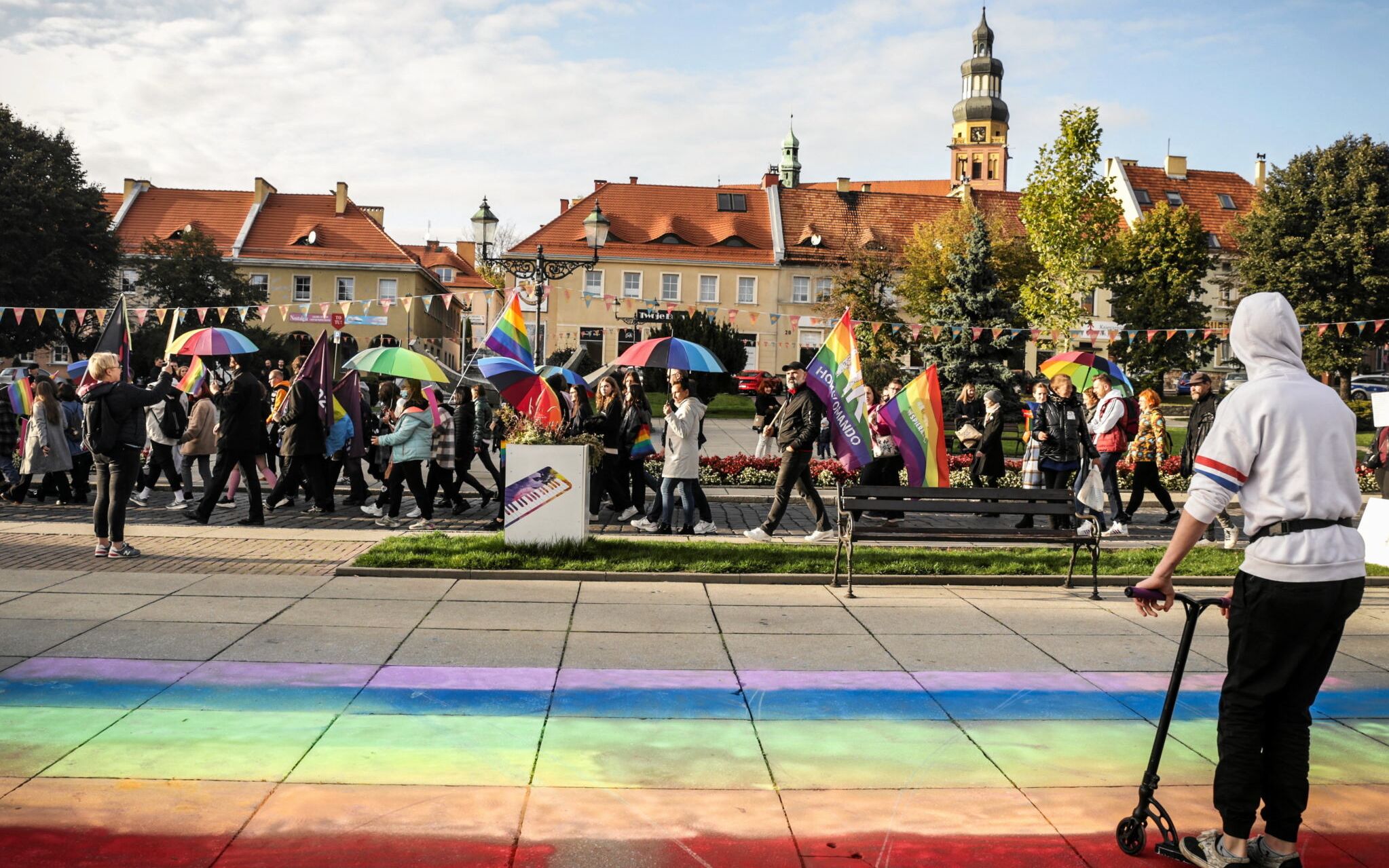 16.10.2021 Wodzislaw Slaski , pierwszy w miescie Marsz Rownosci pod haslem " Kazdy inny Wszycy rowni ".
Fot. Dominik Gajda /  Agencja Wyborcza.pl
