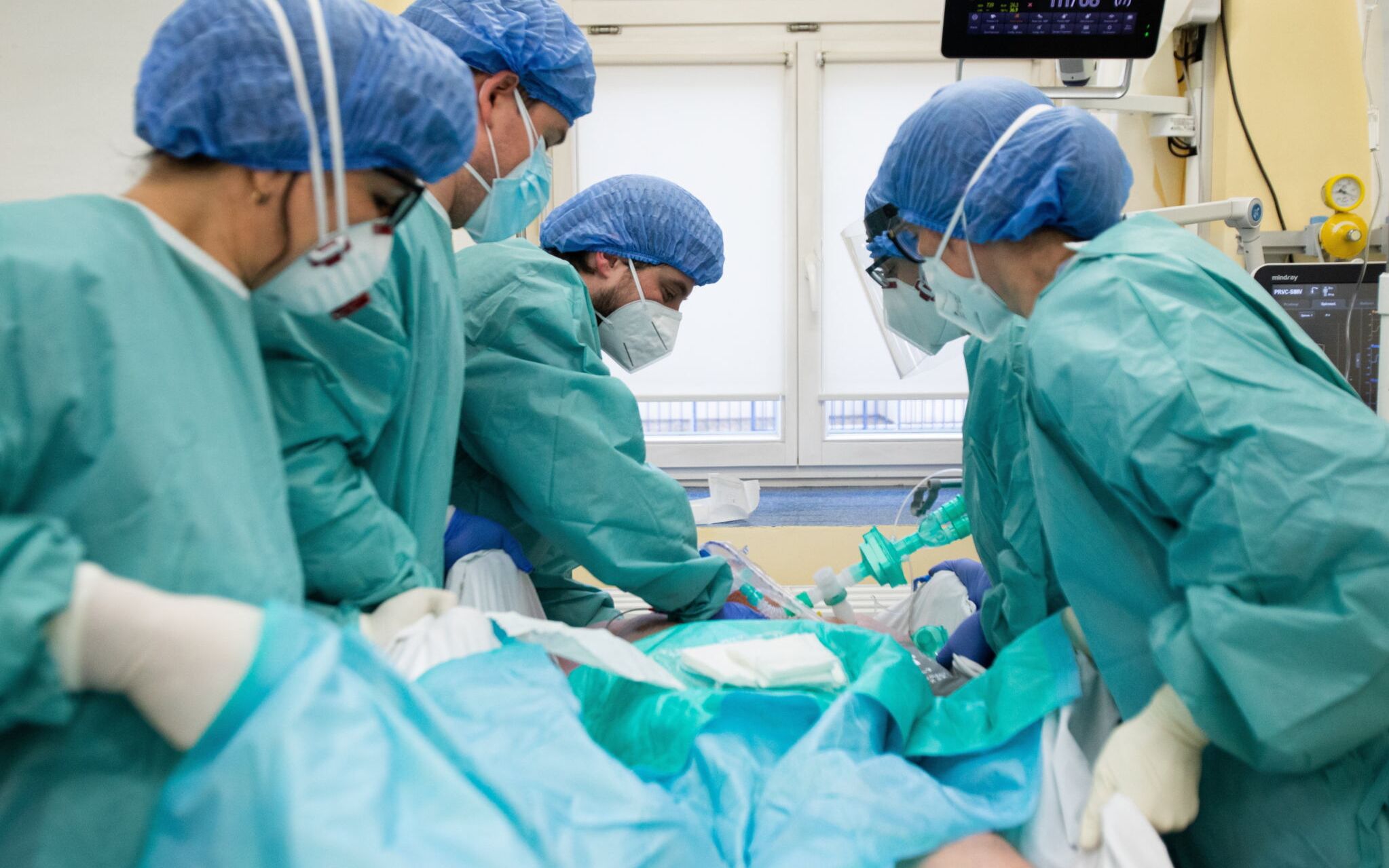 08.12.2021 Lublin , Samodzielny Publiczny Szpital Kliniczny nr . 1 . II Klinika Anestezjologii i Intensywnej Terapii . Praca medykow z oddzialu intensywnej terapii dla chorych na COVID podczas IV fali epidemii .
Fot. Jakub Orzechowski / Agencja Wyborcza.pl