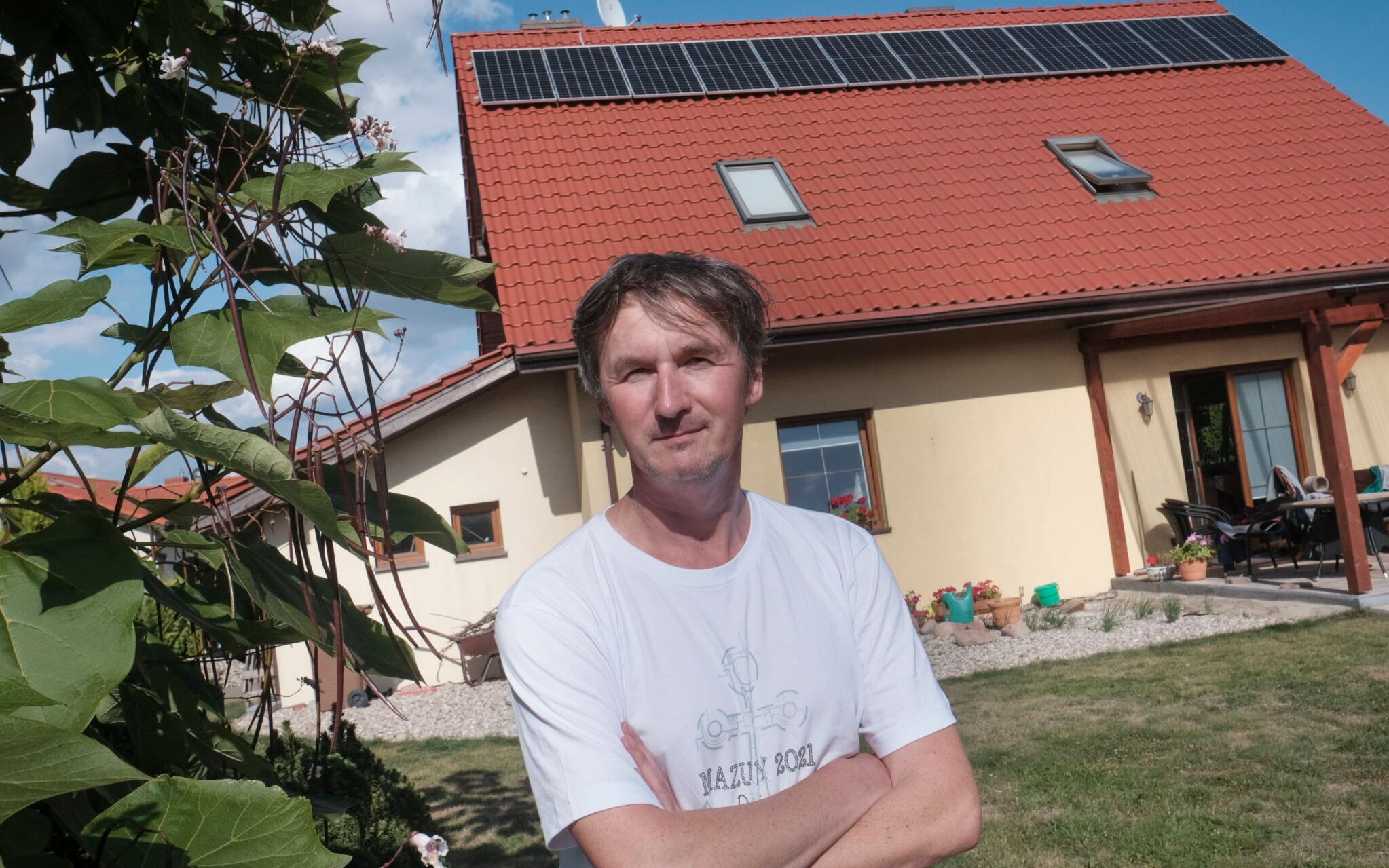 11.08.2021 Rokietnica . Damian Nowicki , ktory zamontowal panele foto zalozyl panele fotowoltaika przy dofinasowaniu z funduszu europejskiego
Fot. Piotr Skornicki / Agencja Gazeta